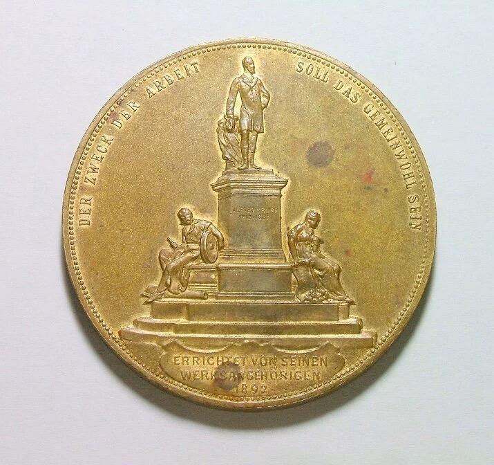 德国1892年 克虏伯军火商父子及雕像高浮雕大镀金章 42MM