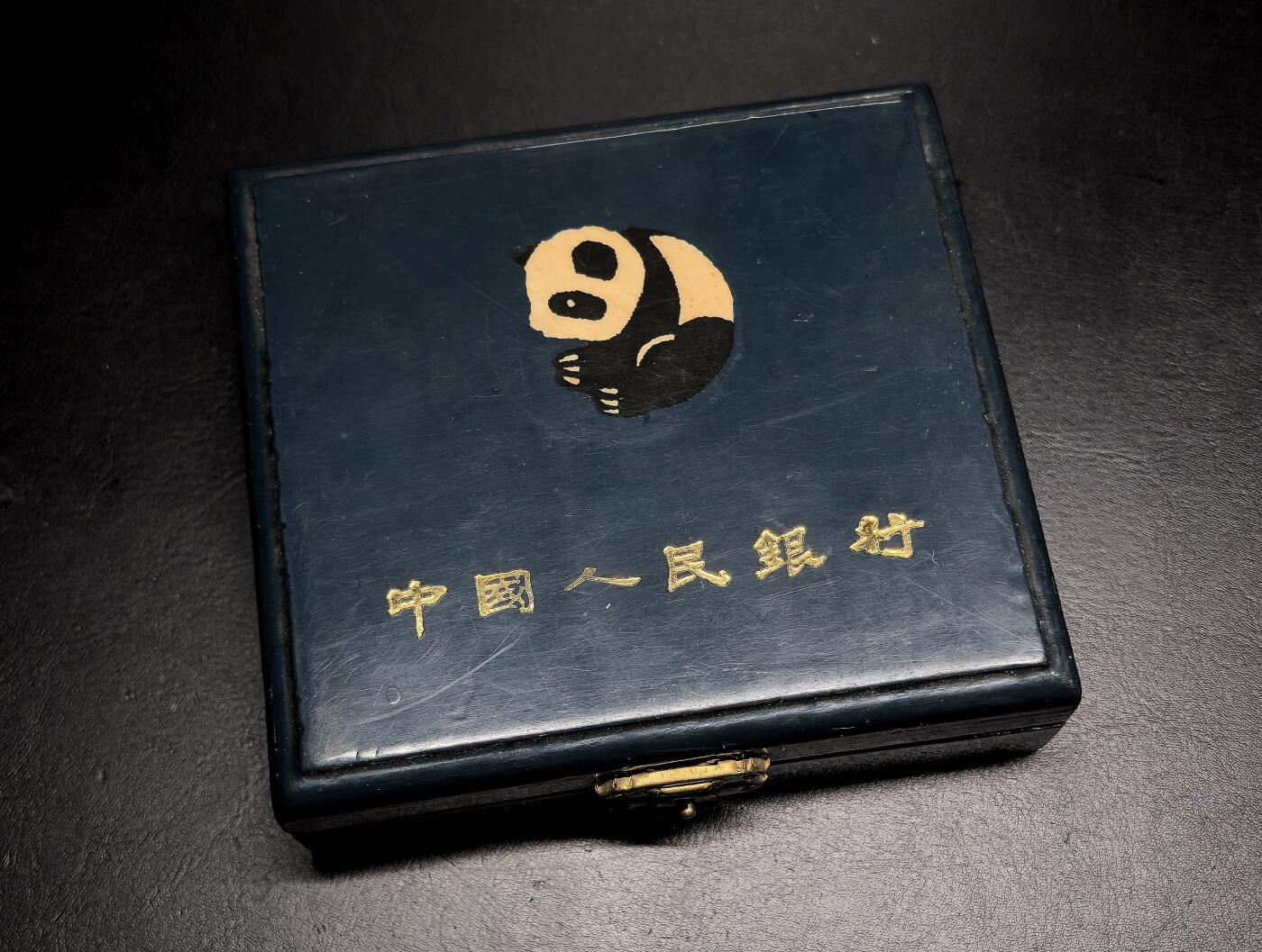 FXS世界钱币微拍第二百八十七期 1990中国熊猫50元5盎司大银原厂塑封盒证，币品相完美，无任何氧化白斑碳点。