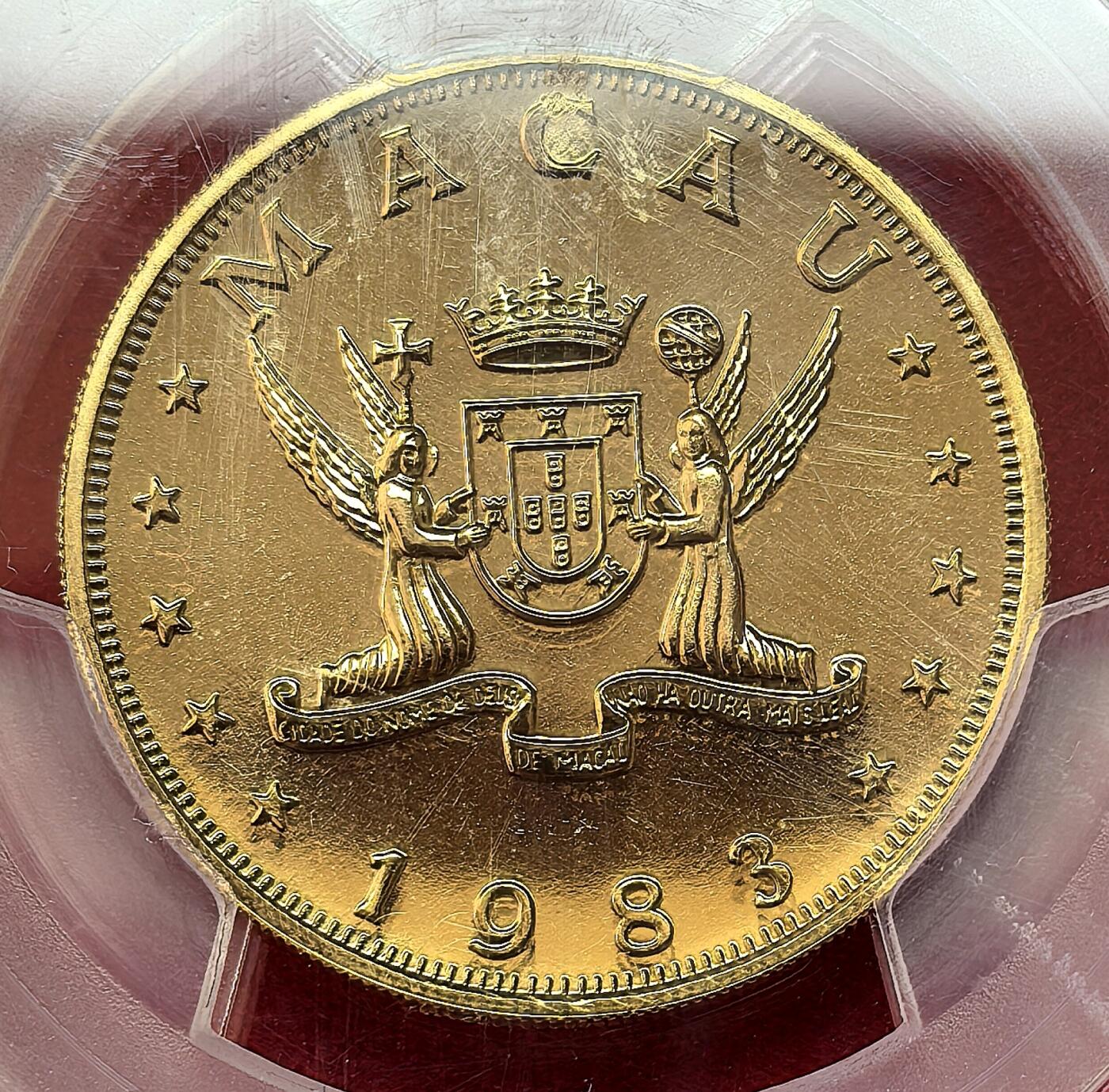 FXS世界钱币微拍第二百八十七期 1983中国澳门癸亥猪年1000元金币PCGS-UNCD，普制比精铸少，发行仅仅400枚，正面六点方位边齿有磕碰，其余都好，15.976g，917金。