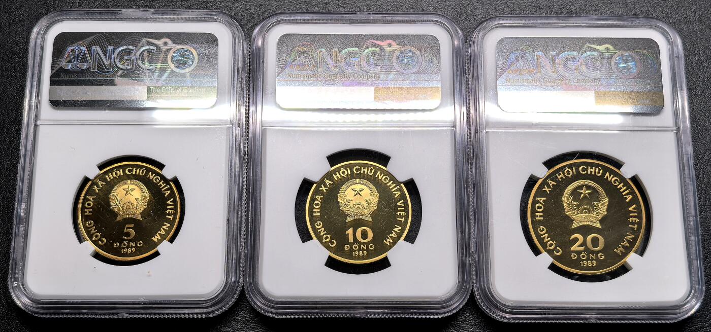 FXS世界钱币微拍第二百八十七期 荐！1989越南胡志明诞辰百年纪念PROOF SER黄铜三枚套NGC-PF68/69/69UC，孔雀，独柱寺，胡志明像，现代越南经典，铸造量1200套，黄亮的好品实物已相当罕见，值得入藏！