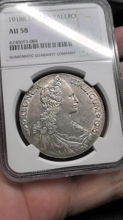 FXS世界钱币微拍第二百八十七期 1918意属厄立特里亚TALLERO大银NGC-AU58，意大利为殖民地铸造的大型银元，模仿奥地利特蕾莎银元，流通量不大，高等级稀有。实物浅金薄彩，王冠鹰细节出色！