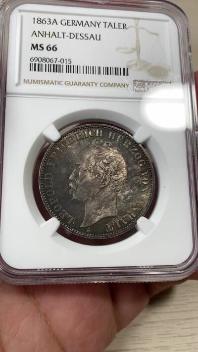 万国钱币拍卖第036期 NGC MS66 1863年德国安哈尔特·德邵建国360周年纪念流通1泰勒 欧洲深五彩包浆也难掩其底板的丝滑转光 任何泰勒到66分都是极其难得的存在 顶级收藏品质