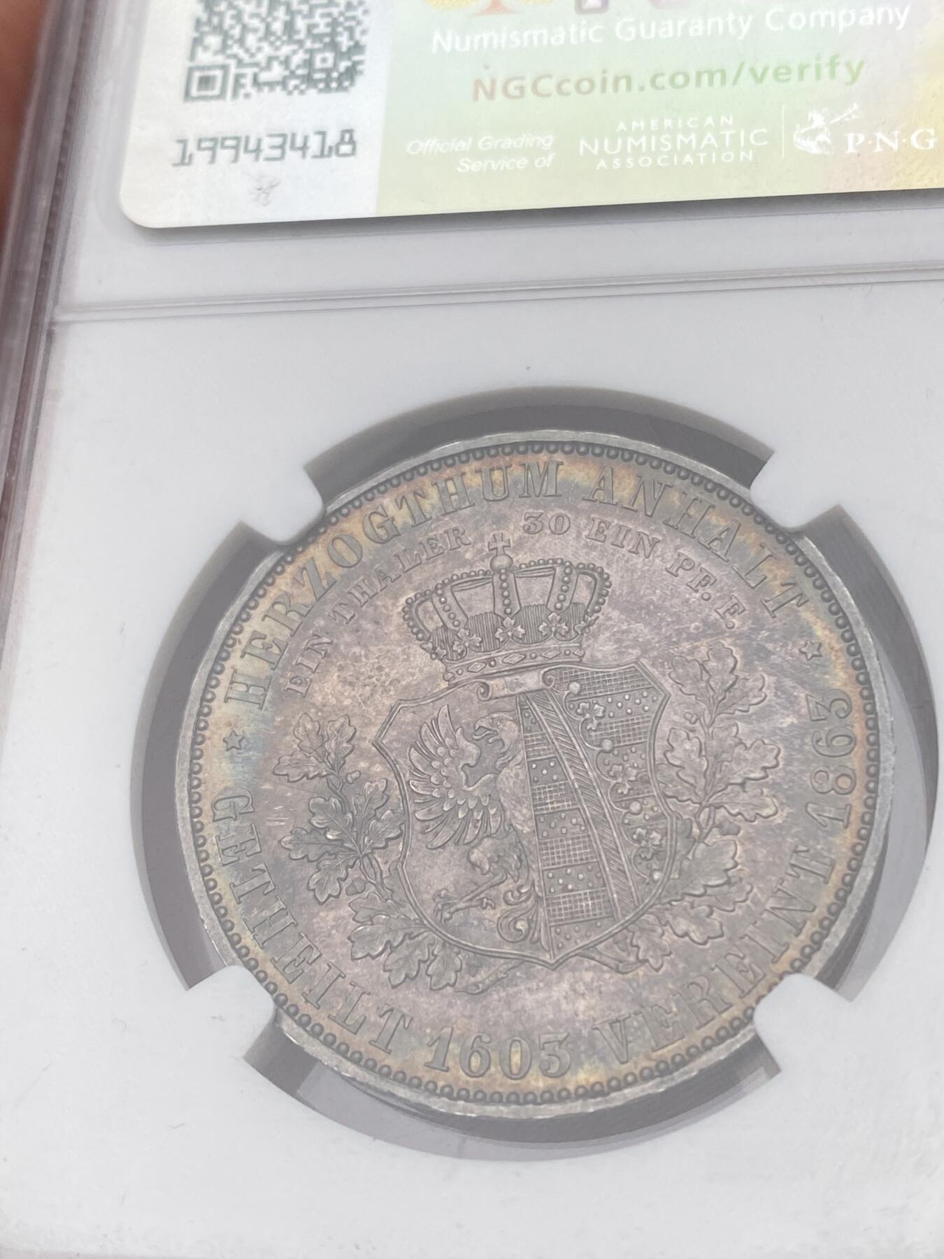万国钱币拍卖第036期 NGC MS66 1863年德国安哈尔特·德邵建国360周年纪念流通1泰勒 欧洲深五彩包浆也难掩其底板的丝滑转光 任何泰勒到66分都是极其难得的存在 顶级收藏品质