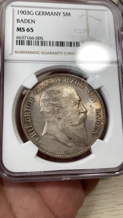 万国钱币拍卖第036期 NGC MS65 1903年德国巴登长翅流通5马克 全原光丝滑底板搭配原味淡五彩包浆，这种品质的流通版巴登大胡子不是那么容易能遇到的，NGC冠军分。