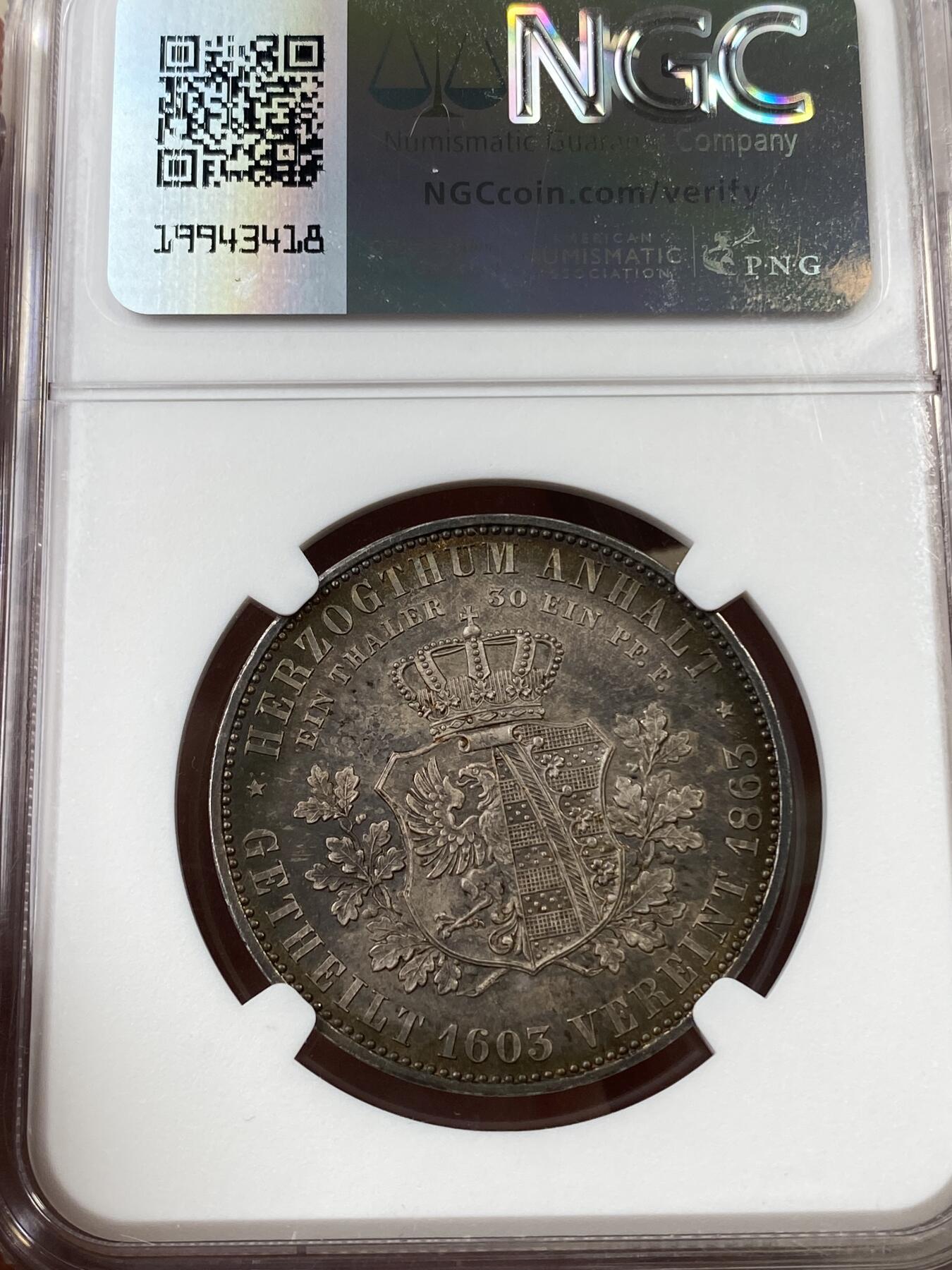 万国钱币拍卖第036期 NGC MS66 1863年德国安哈尔特·德邵建国360周年纪念流通1泰勒 欧洲深五彩包浆也难掩其底板的丝滑转光 任何泰勒到66分都是极其难得的存在 顶级收藏品质