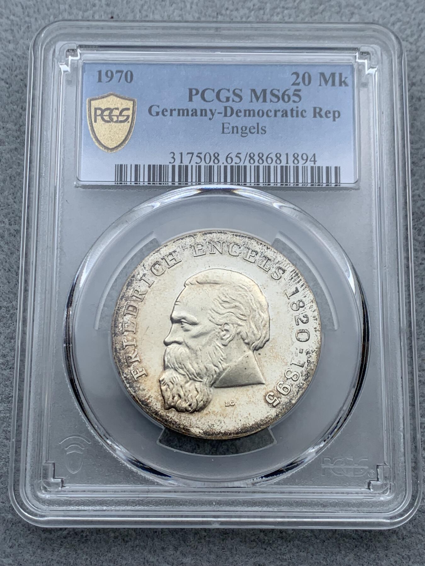 《竞宝斋》第322场 周日，周一，2场连拍 （全场包邮） PCGS MS65 1970东德20马克 恩格斯诞辰150周年纪念银币 马克思和恩格斯一直都是东德大热品种 这枚两面转光 包浆好看 同时带出厂时原盒 一步到位
