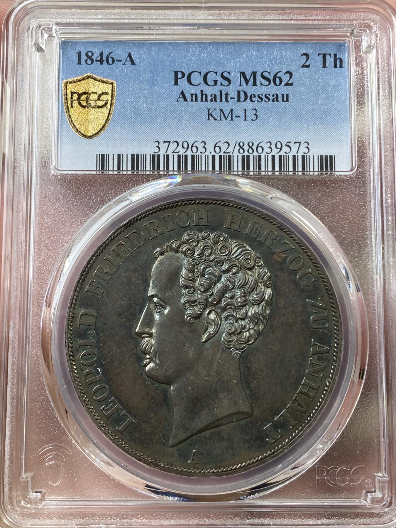 万国钱币拍卖第036期 PCGS MS62 1846年德国安哈尔特-德劭双熊大窗帘流通2泰勒 德邦2t中的大名誉与最具人气品种 利奥波德·弗雷德里希大公释迦牟尼般的卷发人见人爱 双熊护徽孔武有力 双面彩虹七彩包浆 底板类镜面质感 PCGS断崖式唯一冠军分