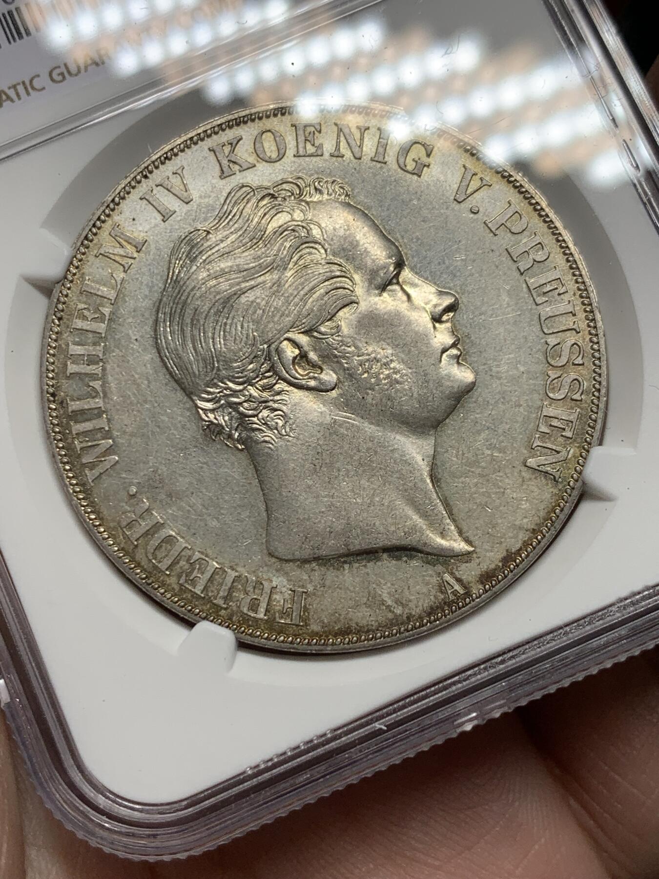 《竞宝斋》第322场 周日，周一，2场连拍 （全场包邮） NGC MS62 德国 普鲁士1841年洋葱头大窗帘2泰勒银币 37克大银币 淡金包浆 PL底板 不可多得的状态