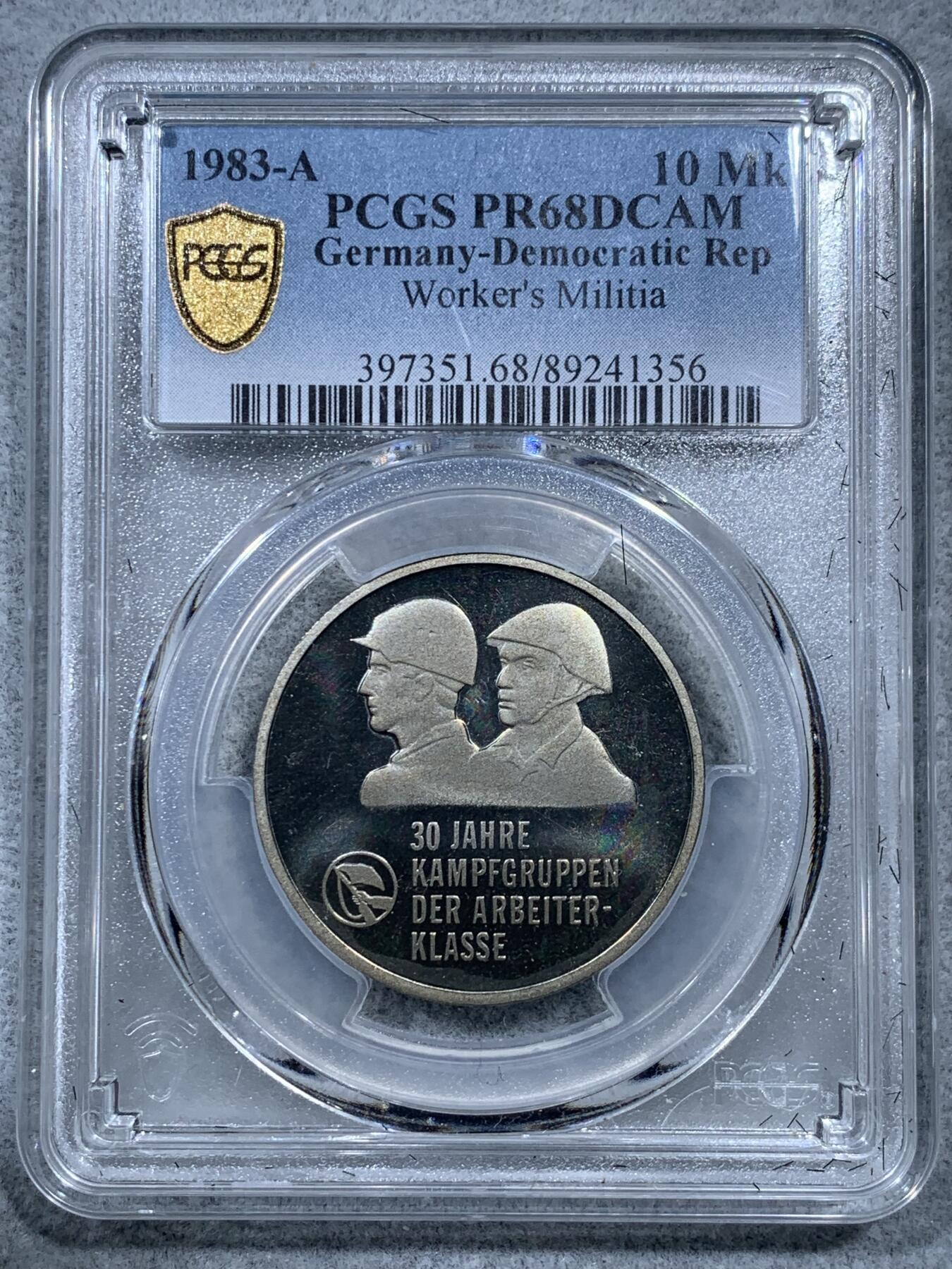 《竞宝斋》第322场 周日，周一，2场连拍 （全场包邮） PCGS PR68DCAM 1983年东德工人民兵组织30周年10马克精制币，直径32.5mm，重15.5克，铸币数量5000枚。PROOF精制币，原汁原味老包浆，币面清爽干净又漂亮，状态极佳。亚军分，更高评级数量才1枚。备注：盒子背面左上角卡槽有磕碰。