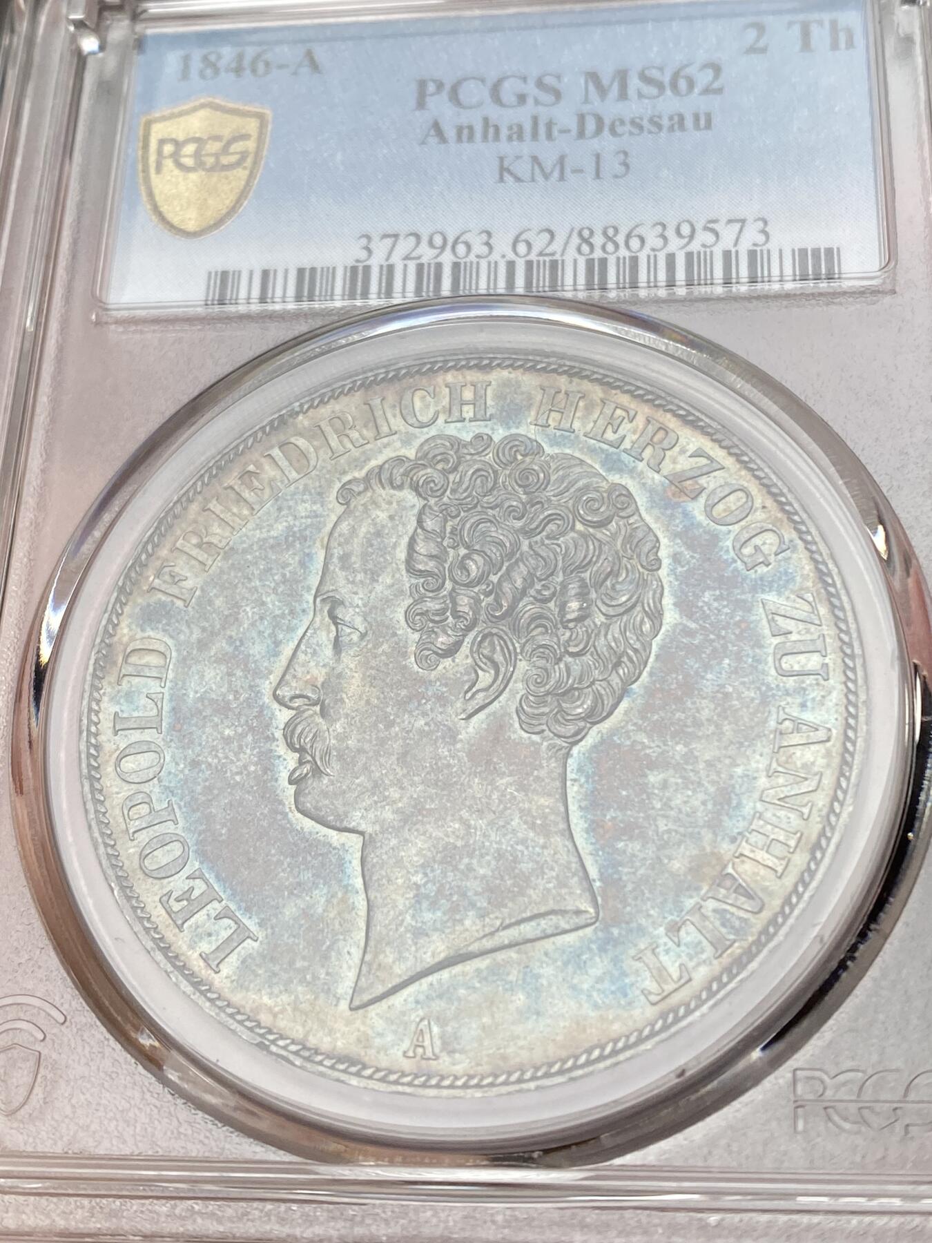 万国钱币拍卖第036期 PCGS MS62 1846年德国安哈尔特-德劭双熊大窗帘流通2泰勒 德邦2t中的大名誉与最具人气品种 利奥波德·弗雷德里希大公释迦牟尼般的卷发人见人爱 双熊护徽孔武有力 双面彩虹七彩包浆 底板类镜面质感 PCGS断崖式唯一冠军分
