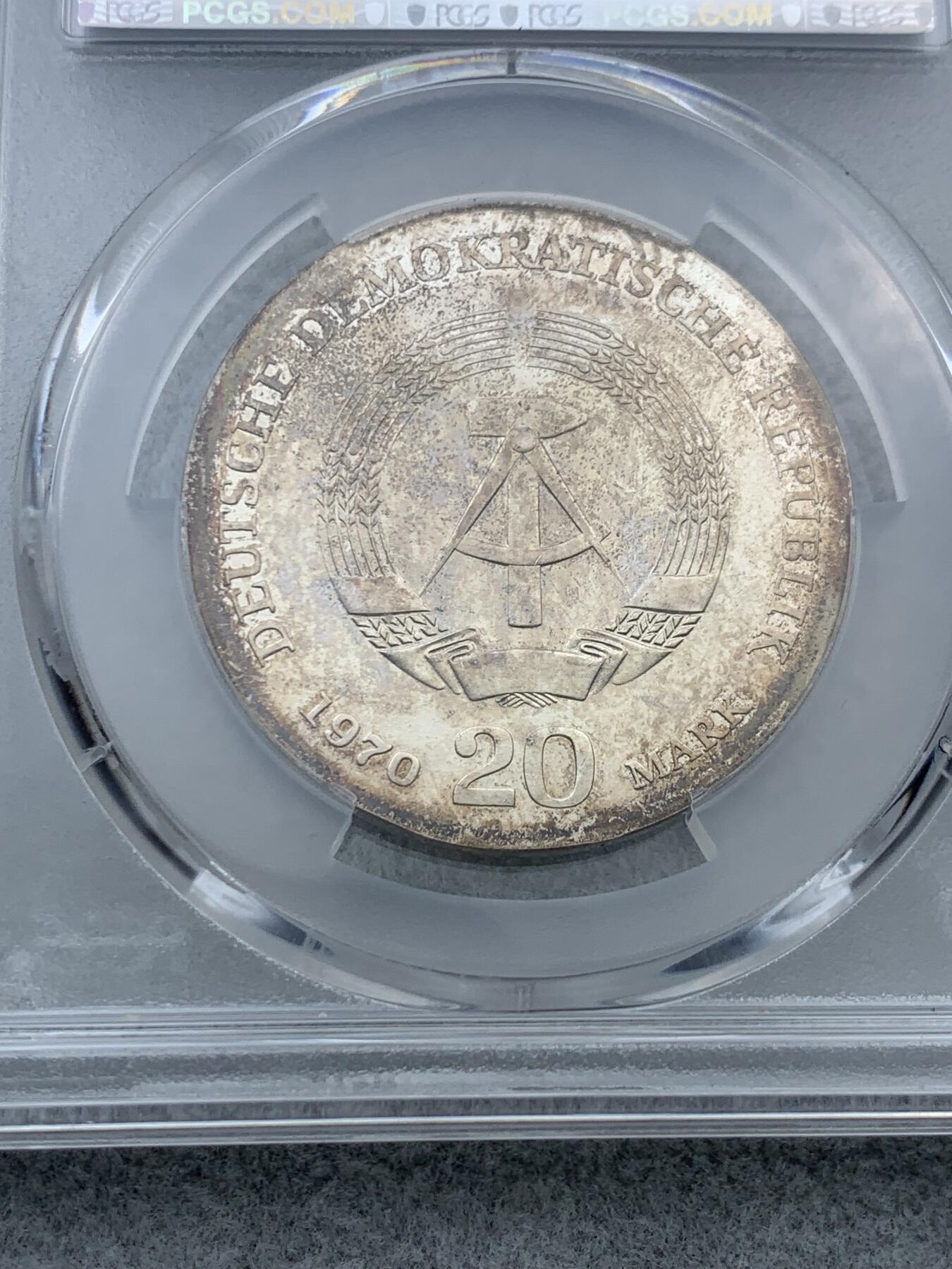 《竞宝斋》第322场 周日，周一，2场连拍 （全场包邮） PCGS MS65 1970东德20马克 恩格斯诞辰150周年纪念银币 马克思和恩格斯一直都是东德大热品种 这枚两面转光 包浆好看 同时带出厂时原盒 一步到位