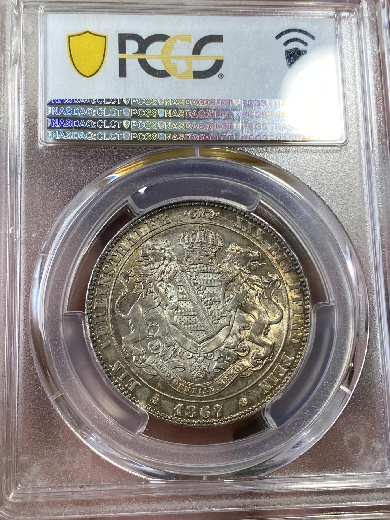 万国钱币拍卖第036期 PCGS AU58 1867年德国萨克森双狮盾徽流通1泰勒 原光金色包浆非常诱人