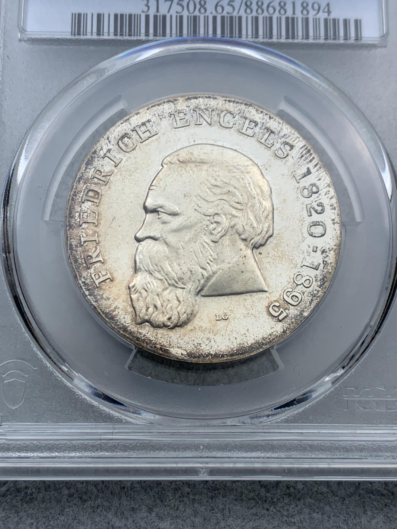 《竞宝斋》第322场 周日，周一，2场连拍 （全场包邮） PCGS MS65 1970东德20马克 恩格斯诞辰150周年纪念银币 马克思和恩格斯一直都是东德大热品种 这枚两面转光 包浆好看 同时带出厂时原盒 一步到位