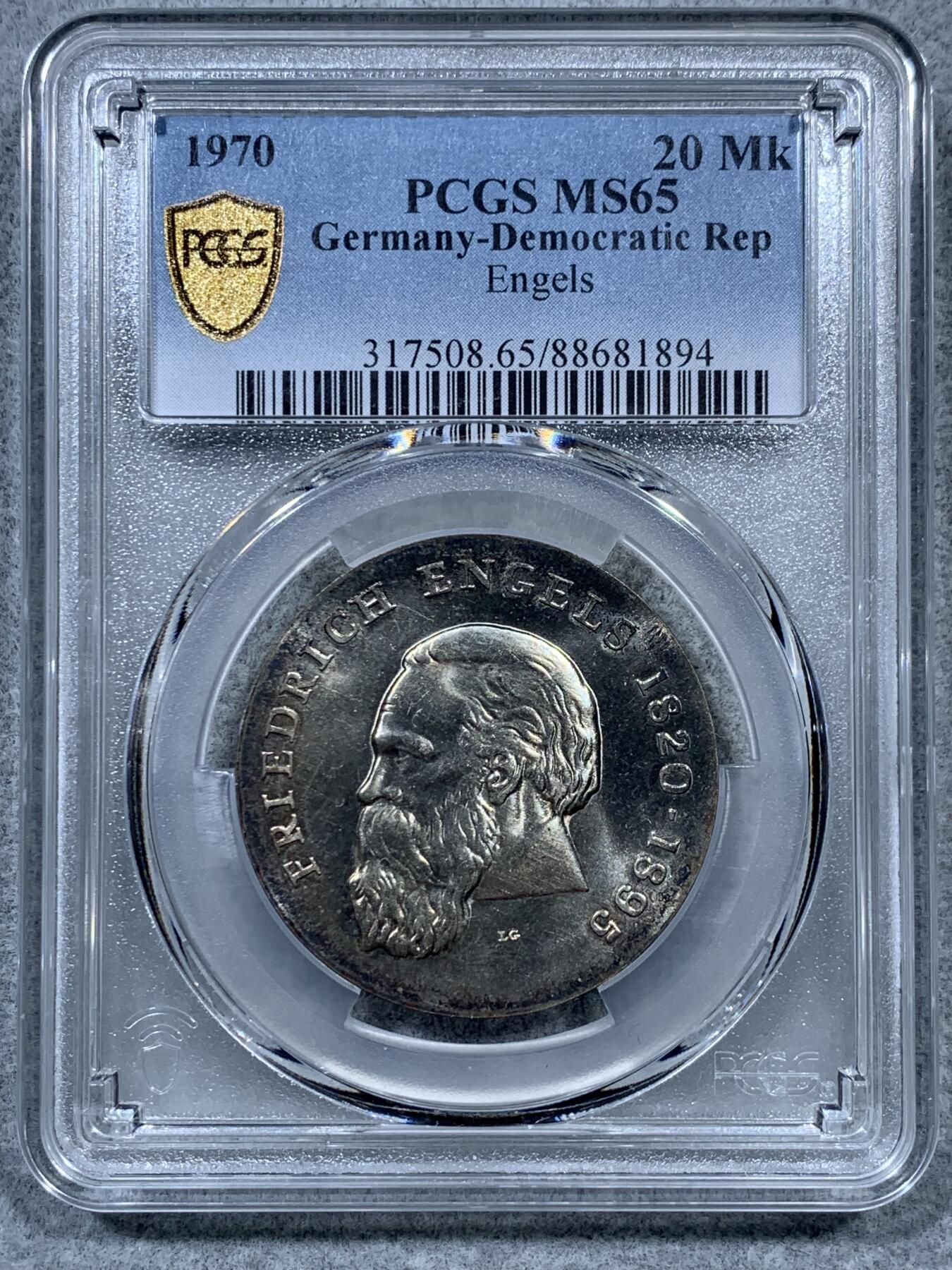 《竞宝斋》第322场 周日，周一，2场连拍 （全场包邮） PCGS MS65 1970东德20马克 恩格斯诞辰150周年纪念银币 马克思和恩格斯一直都是东德大热品种 这枚两面转光 包浆好看 同时带出厂时原盒 一步到位