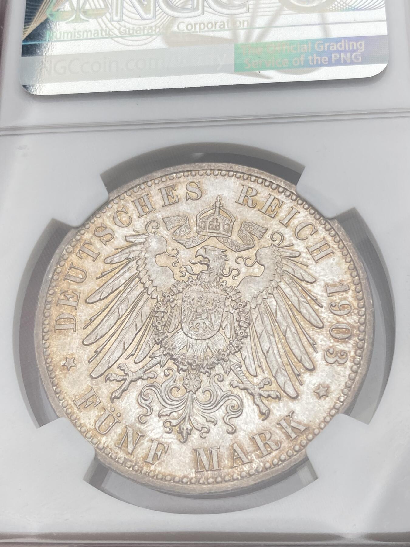 万国钱币拍卖第036期 NGC MS65 1903年德国巴登长翅流通5马克 全原光丝滑底板搭配原味淡五彩包浆，这种品质的流通版巴登大胡子不是那么容易能遇到的，NGC冠军分。