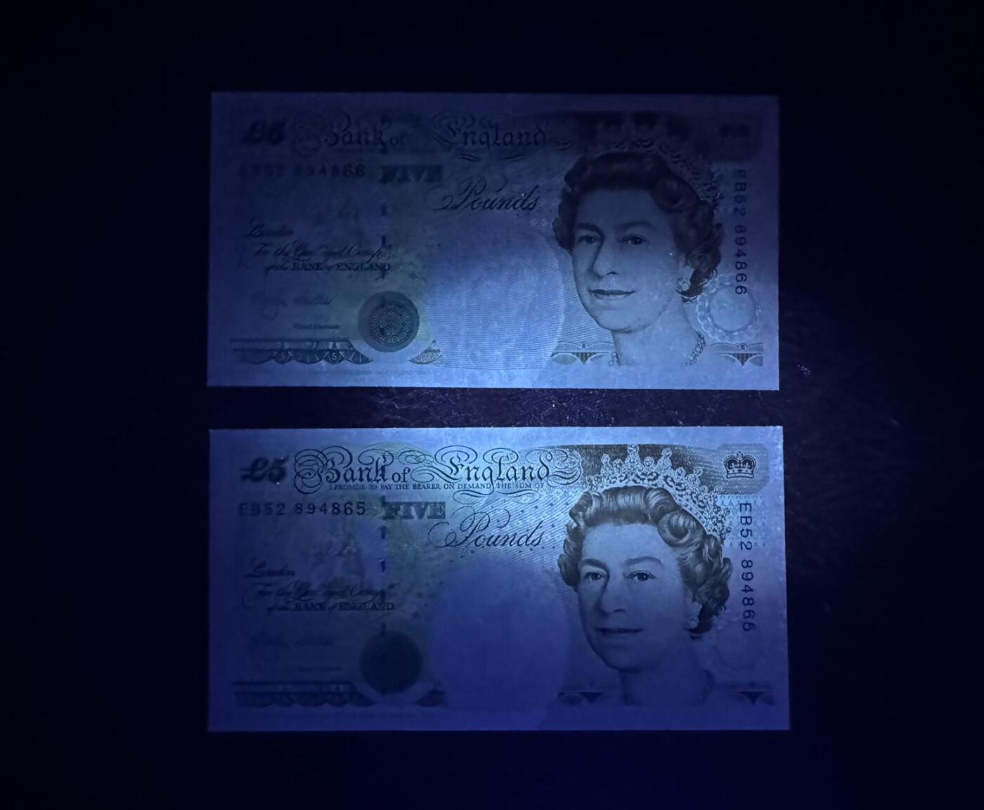 收藏联盟Quantum Auction 第387期拍卖  英国1990年版5英镑两连号 品相UNC- 边缘轻微潮点 皇冠版