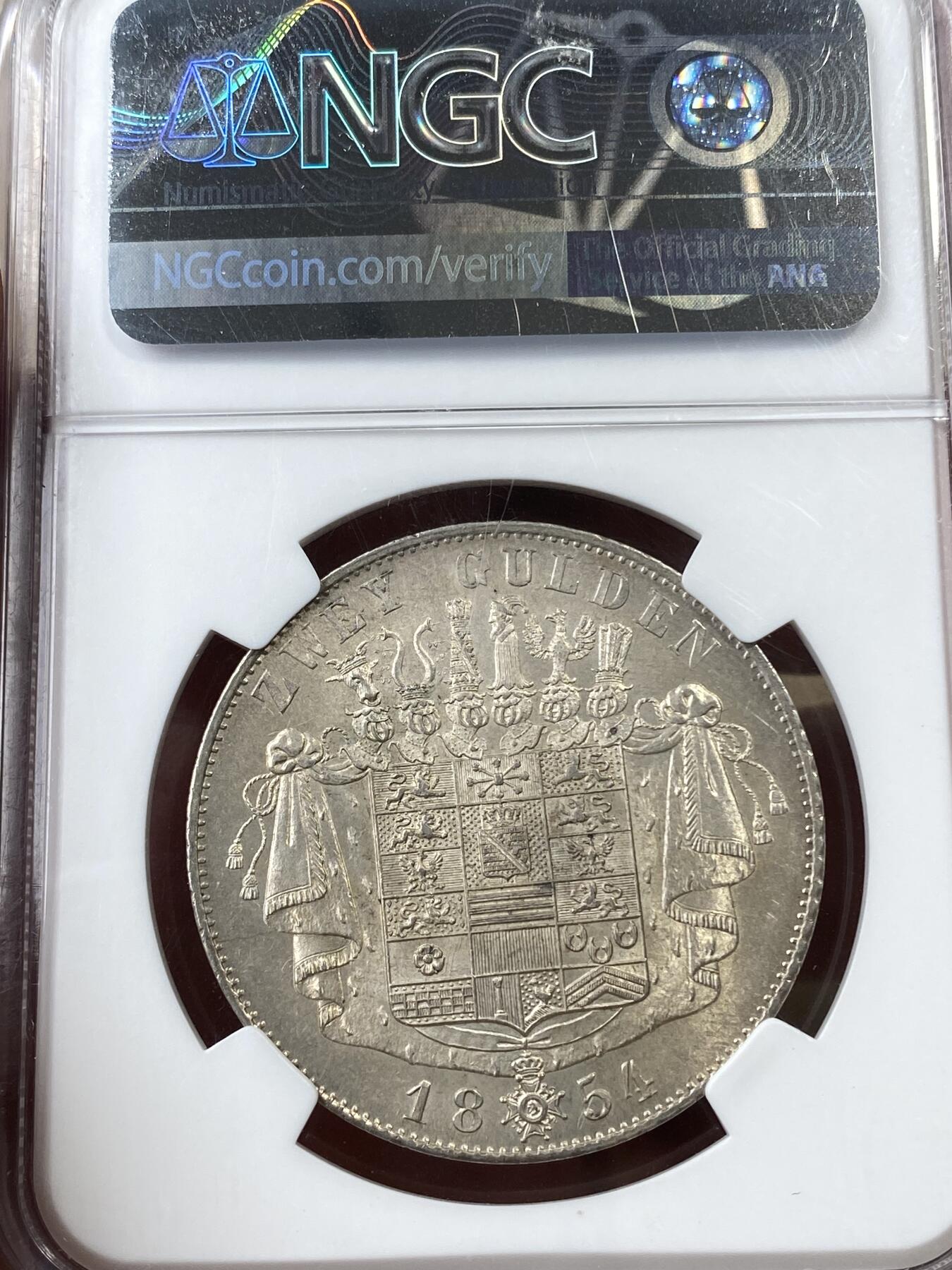 万国钱币拍卖第036期 NGC MS63 1854年德国萨克森-梅宁根盾徽2古尔登大银币 小邦名誉品种 非常有意思的武士头盔盾徽 原味青金光