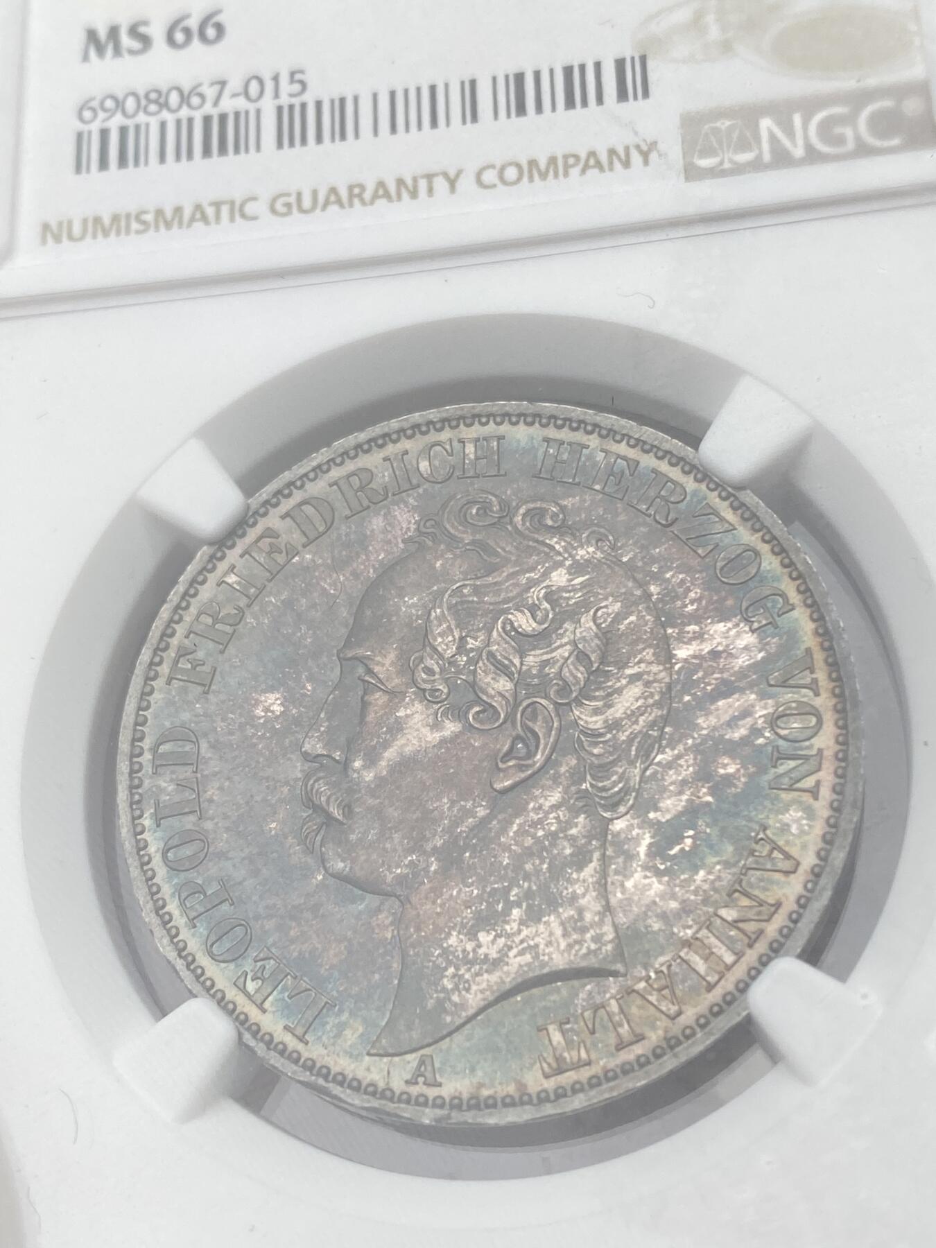 万国钱币拍卖第036期 NGC MS66 1863年德国安哈尔特·德邵建国360周年纪念流通1泰勒 欧洲深五彩包浆也难掩其底板的丝滑转光 任何泰勒到66分都是极其难得的存在 顶级收藏品质
