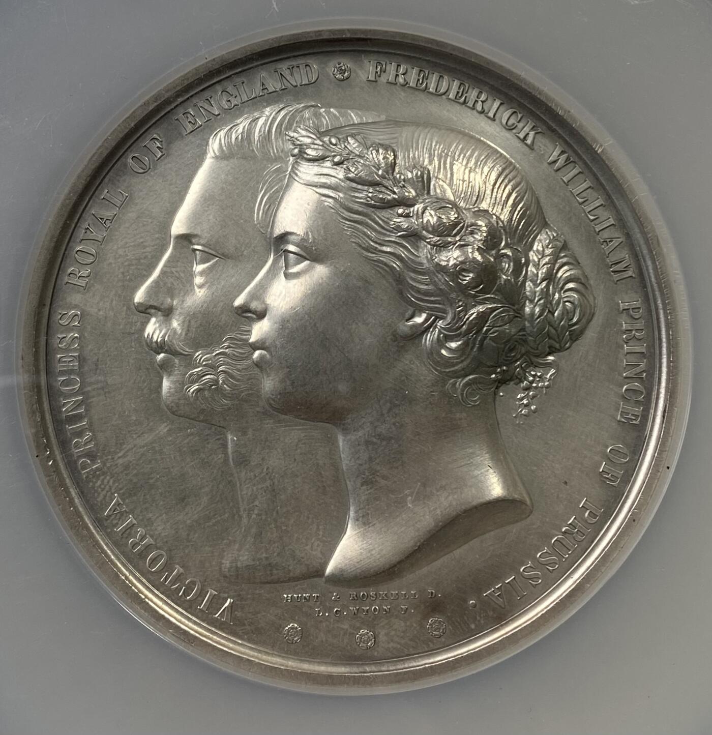 万国钱币拍卖第036期 NGC UNCD 1858年德国普鲁士威廉王子与维多利亚结婚纪念大银章 罕见高浮雕大银饼 63MM 118G