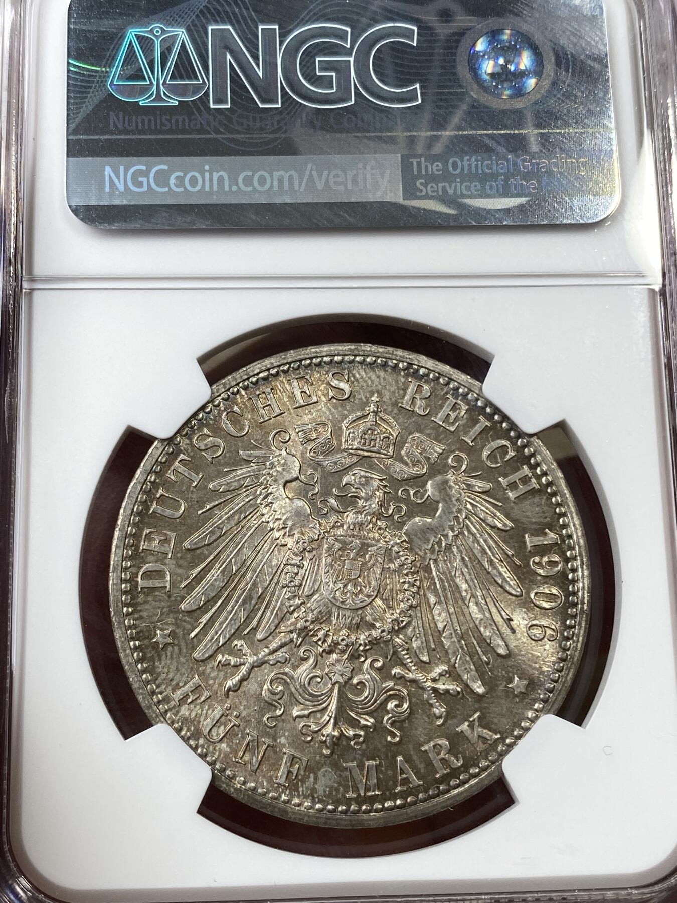 万国钱币拍卖第036期 NGC MS66 1906年德国巴登大公银婚长翅5马克 金彩曝光，顶级品相，肉眼无暇状态，虽然是纪念马克到66这个级别也是有相当难度了。