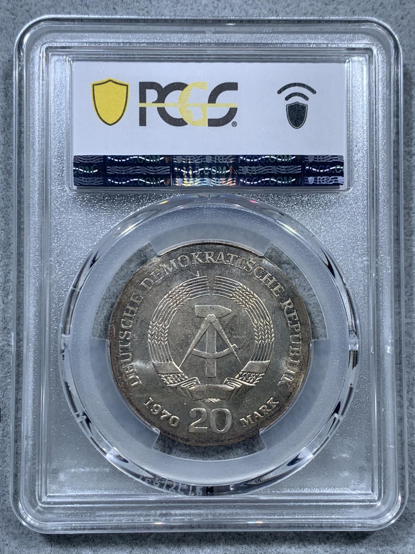《竞宝斋》第322场 周日，周一，2场连拍 （全场包邮） PCGS MS65 1970东德20马克 恩格斯诞辰150周年纪念银币 马克思和恩格斯一直都是东德大热品种 这枚两面转光 包浆好看 同时带出厂时原盒 一步到位