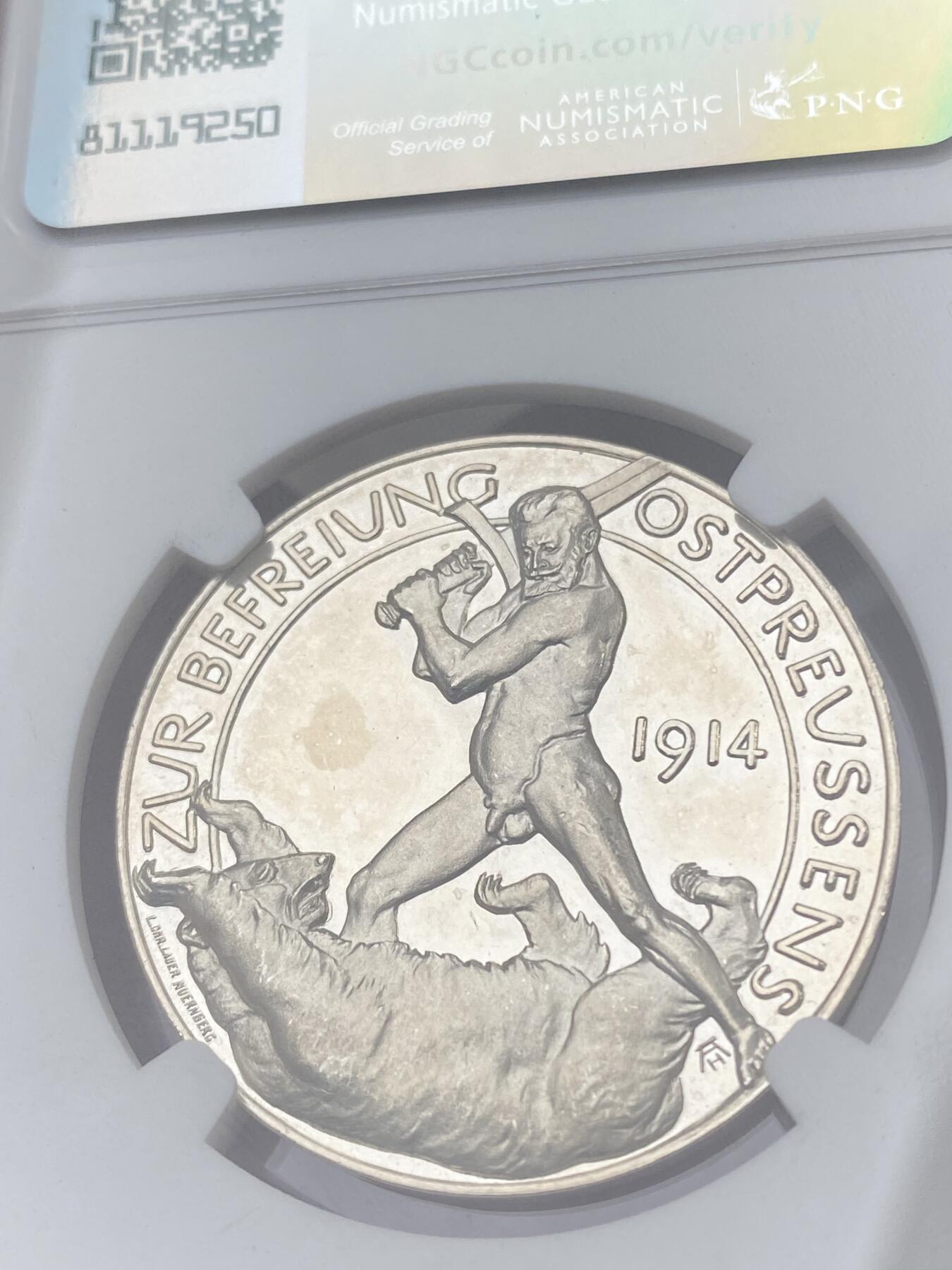 万国钱币拍卖第036期 NGC MS63PL 1914年德国一战时期军神兴登堡挥剑斩熊纪念银章 此品种罕见的超神镜面状态 斩杀毛熊