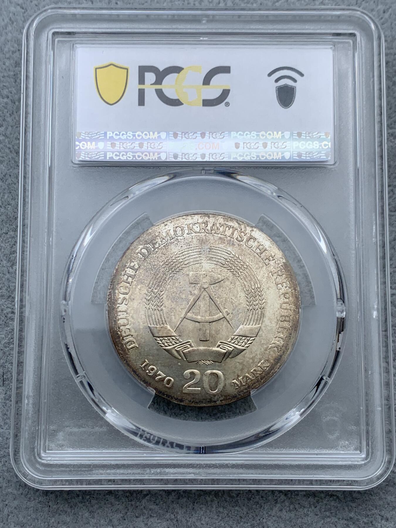 《竞宝斋》第322场 周日，周一，2场连拍 （全场包邮） PCGS MS65 1970东德20马克 恩格斯诞辰150周年纪念银币 马克思和恩格斯一直都是东德大热品种 这枚两面转光 包浆好看 同时带出厂时原盒 一步到位
