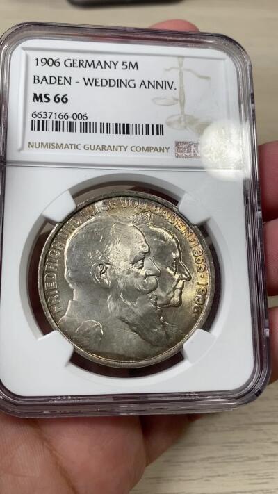 万国钱币拍卖第036期 NGC MS66 1906年德国巴登大公银婚长翅5马克 金彩曝光，顶级品相，肉眼无暇状态，虽然是纪念马克到66这个级别也是有相当难度了。