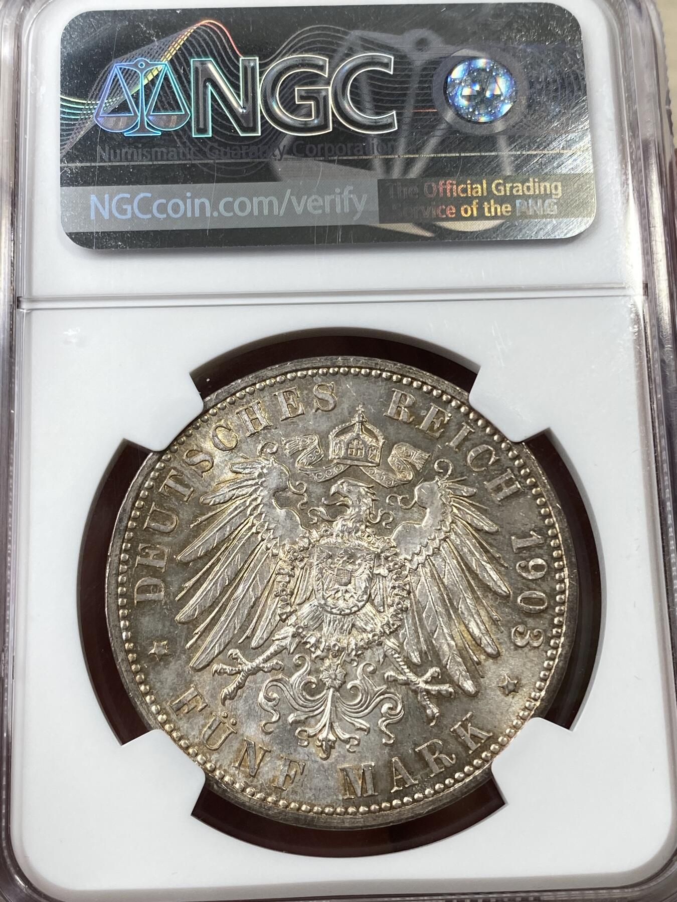 万国钱币拍卖第036期 NGC MS65 1903年德国巴登长翅流通5马克 全原光丝滑底板搭配原味淡五彩包浆，这种品质的流通版巴登大胡子不是那么容易能遇到的，NGC冠军分。