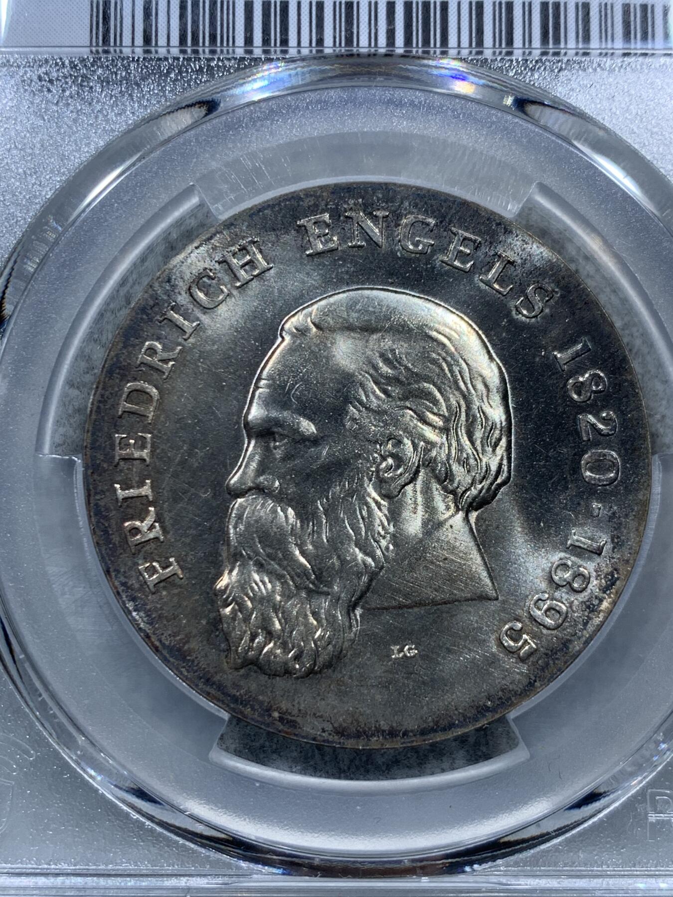 《竞宝斋》第322场 周日，周一，2场连拍 （全场包邮） PCGS MS65 1970东德20马克 恩格斯诞辰150周年纪念银币 马克思和恩格斯一直都是东德大热品种 这枚两面转光 包浆好看 同时带出厂时原盒 一步到位