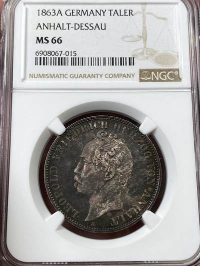 万国钱币拍卖第036期 - NGC MS66 1863年德国安哈尔特·德邵建国360周年纪念流通1泰勒 欧洲深五彩包浆也难掩其底板的丝滑转光 任何泰勒到66分都是极其难得的存在 顶级收藏品质