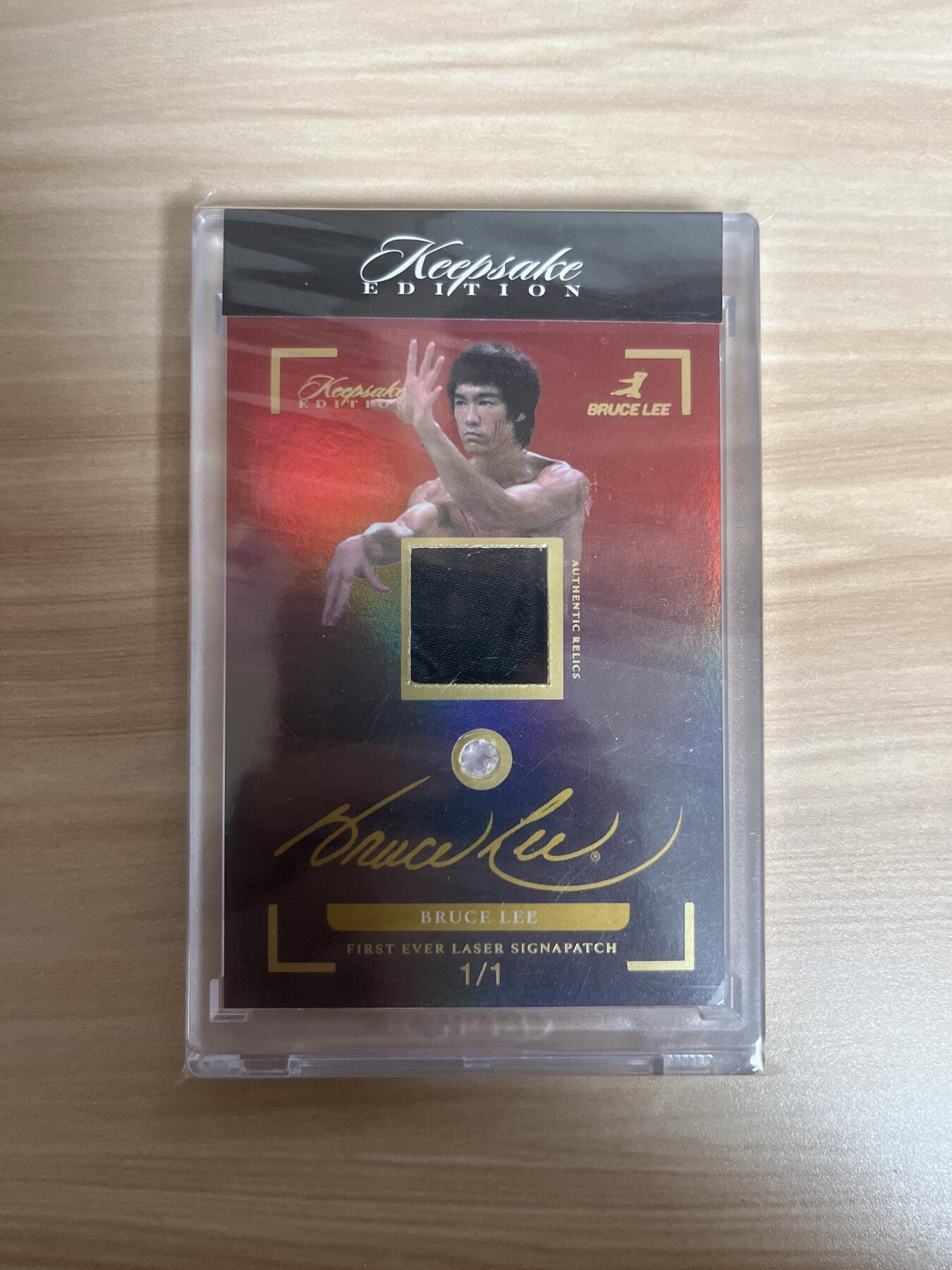 百夫长退坑出第一期 2024 keepsake edition bruce lee 功夫巨星 李小龙 1/1编 一编一 戏服 宝石 实物卡 印签 原封砖 收藏佳品