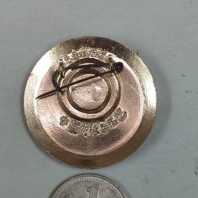 PCAI钱币31-36像章杂项小专场 文革时期 毛主席像章  一元硬币为对比物