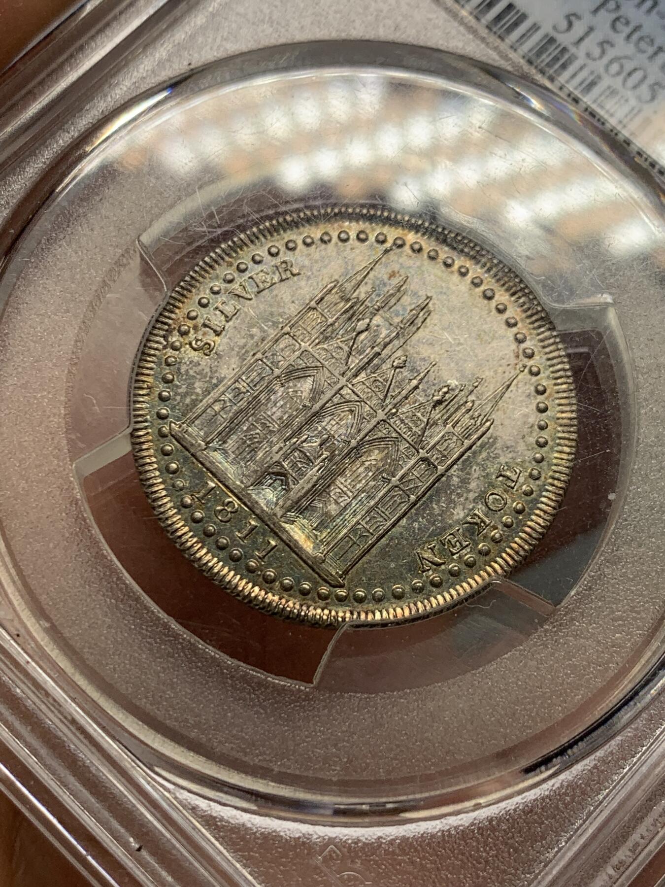 《竞宝斋》第323场 周日，周一，2场连拍 （全场包邮） PCGS MS63 英国1811年北安普敦郡彼得堡银行18便士银质代用币 正面彼得伯勒银行景观 孔雀蓝环彩异常精美