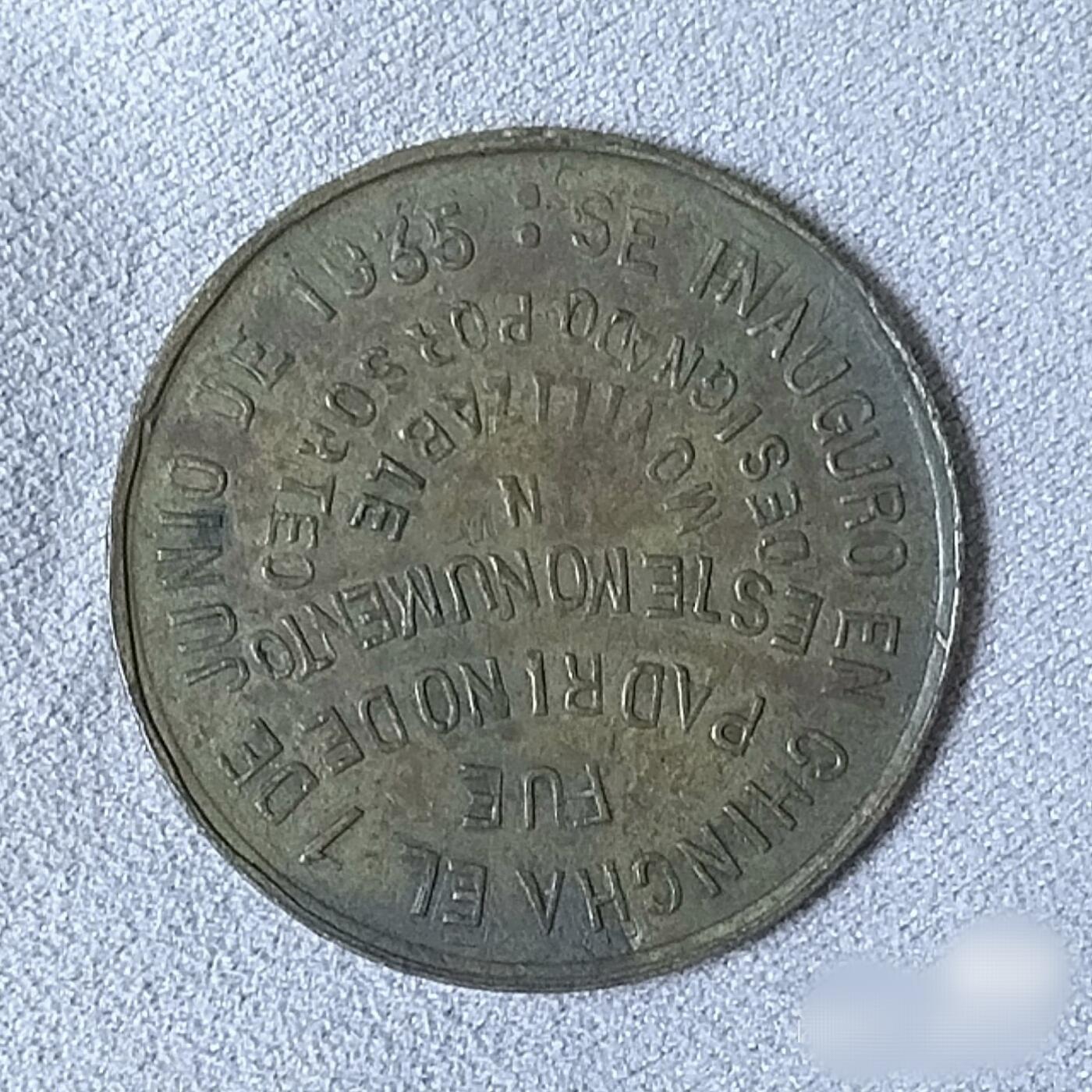稀罕品1935法国普罗旺斯中华茶馆执枪男子像章