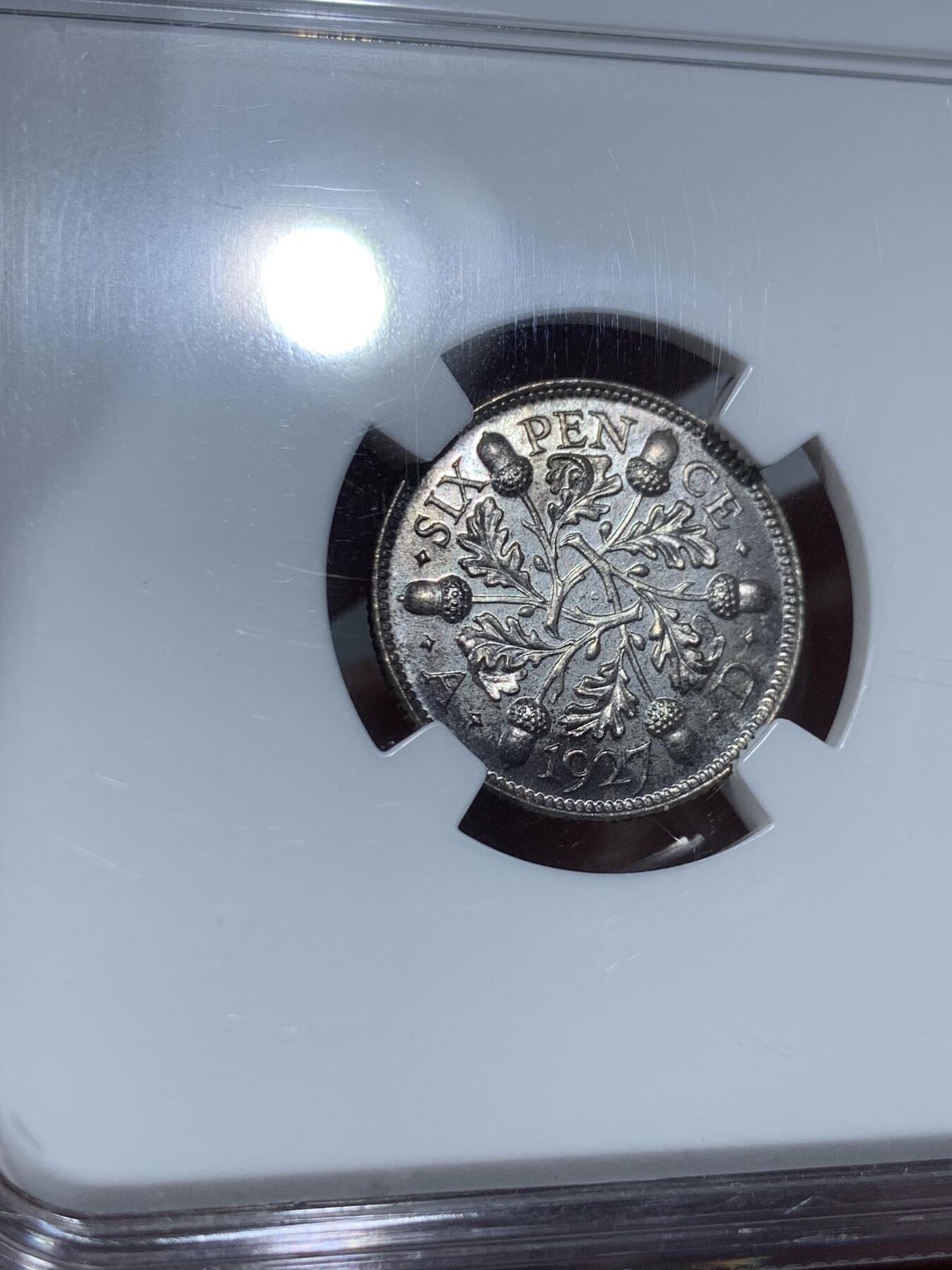 《竞宝斋》第323场 周日，周一，2场连拍 （全场包邮） NGC PF66 英国1927年乔治五世精制六便士银币。背面橡树枝叶环绕的设计很漂亮，顶级评分精制币，包浆自然，细节压印锐利。
