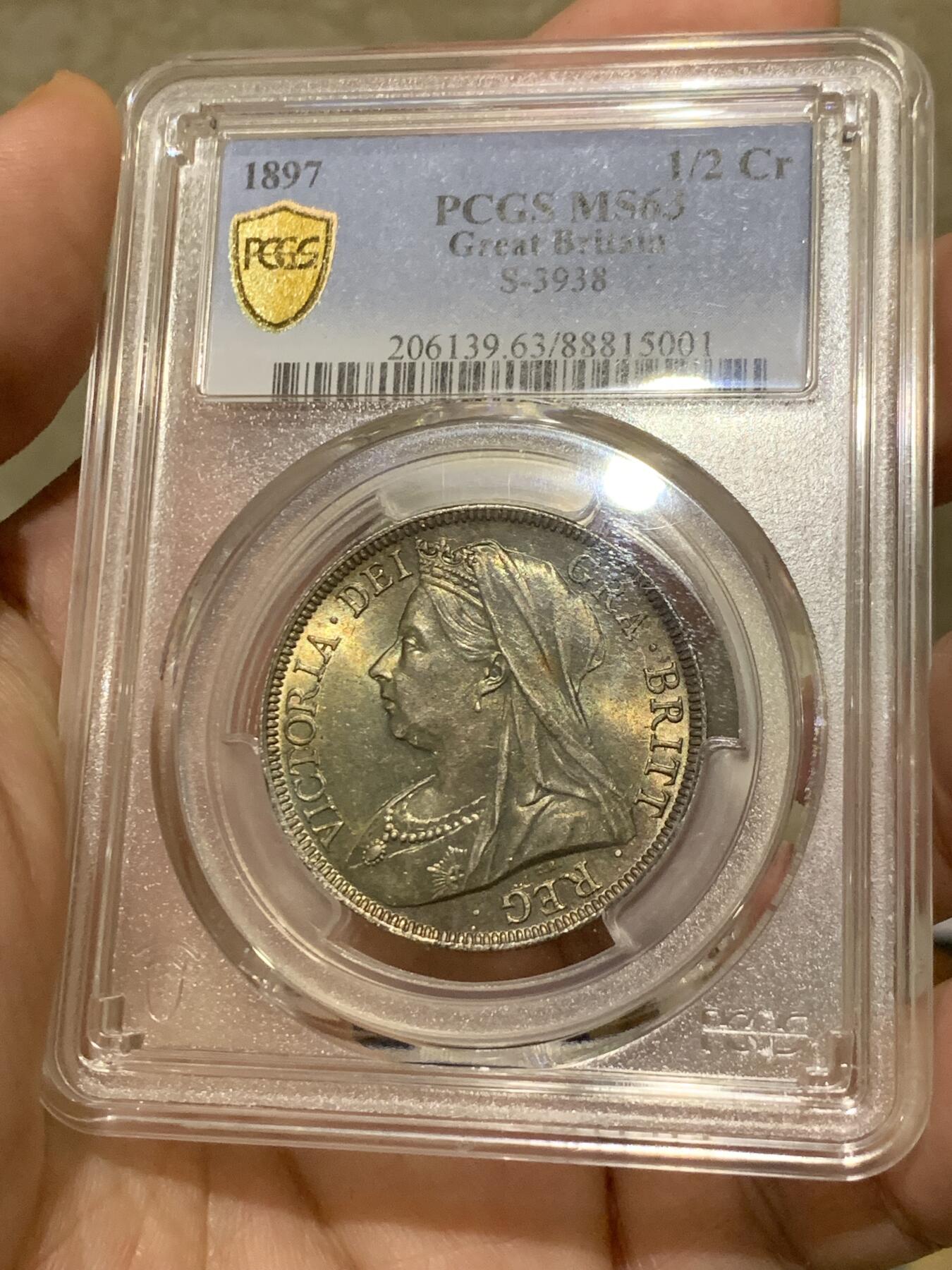 《竞宝斋》第323场 周日，周一，2场连拍 （全场包邮） PCGS MS63 英国1897老维半克朗银币，通体欧洲包浆，背面极好，带车轮光。人像面深打，脸蛋呼之欲出，一步到位的藏品！