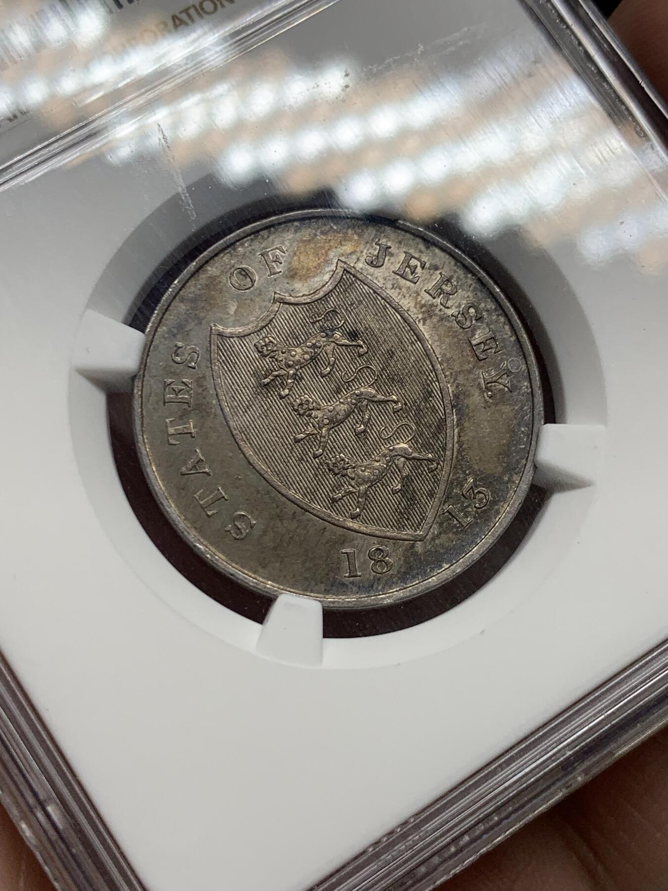 《竞宝斋》第323场 周日，周一，2场连拍 （全场包邮） 稀有 NGC MS63 英属 泽西岛 1813年 18便士银行银代币 是泽西岛铸造的第一批官方硬币 由皇家铸币厂根据 1813 年 2 月 5 日硬币委员会枢密令铸造，由首席雕刻师 Thomas Wyon Jr. 设计