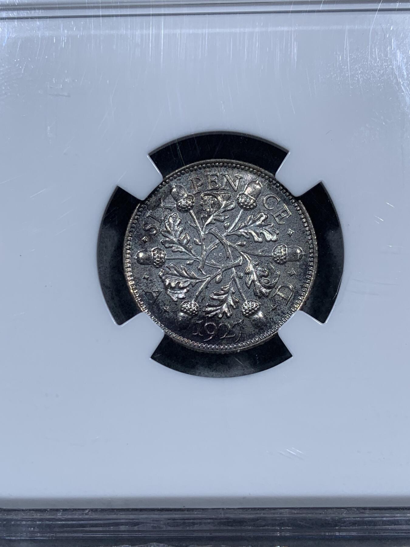 《竞宝斋》第323场 周日，周一，2场连拍 （全场包邮） NGC PF66 英国1927年乔治五世精制六便士银币。背面橡树枝叶环绕的设计很漂亮，顶级评分精制币，包浆自然，细节压印锐利。