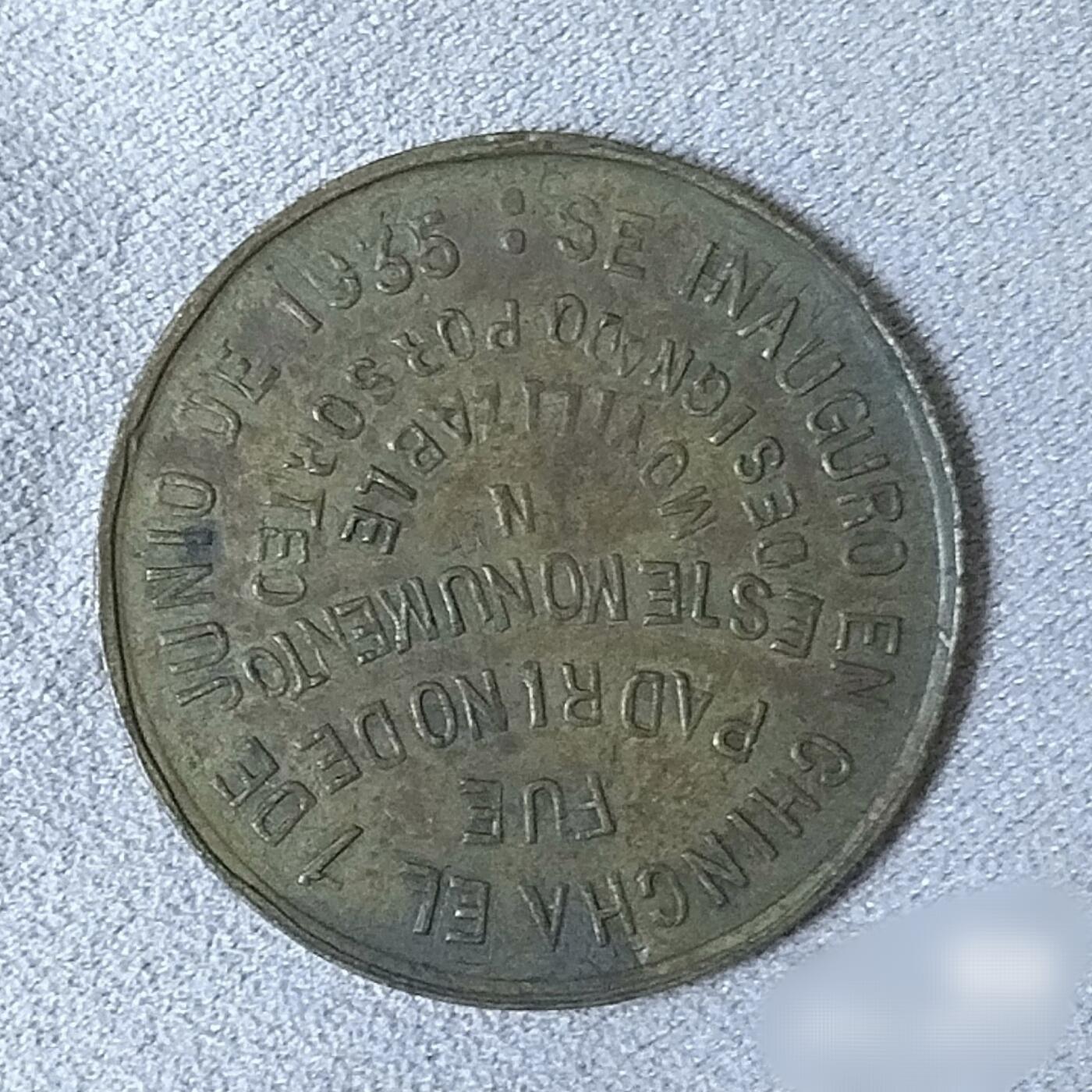 稀罕品1935法国普罗旺斯中华茶馆执枪男子像章