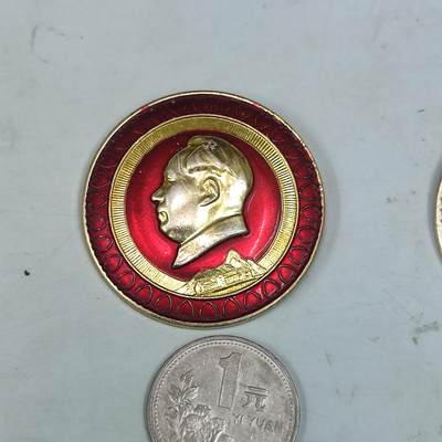 PCAI钱币31-36像章杂项小专场 文革时期 毛主席像章  一元硬币为对比物