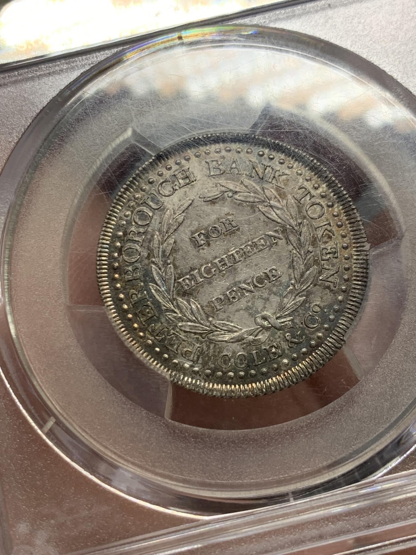 《竞宝斋》第323场 周日，周一，2场连拍 （全场包邮） PCGS MS63 英国1811年北安普敦郡彼得堡银行18便士银质代用币 正面彼得伯勒银行景观 孔雀蓝环彩异常精美