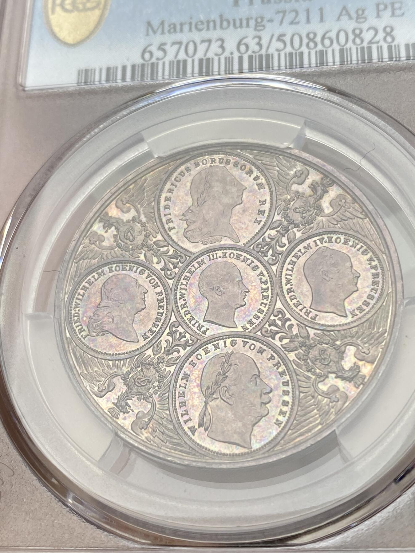 万国钱币拍卖第036期 PCGS SP63 1904年德国普鲁士霍亨索伦皇族五皇泰勒型纪念银章 五彩香槟红酒色包浆镜面名誉品种 正面五皇均与泰勒头像相同 此章形制规格与联合泰勒完全一致 可算做最后的泰勒