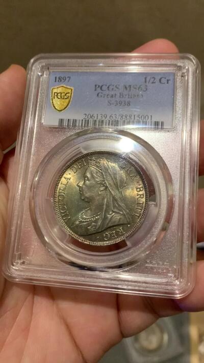 《竞宝斋》第323场 周日，周一，2场连拍 （全场包邮） PCGS MS63 英国1897老维半克朗银币，通体欧洲包浆，背面极好，带车轮光。人像面深打，脸蛋呼之欲出，一步到位的藏品！