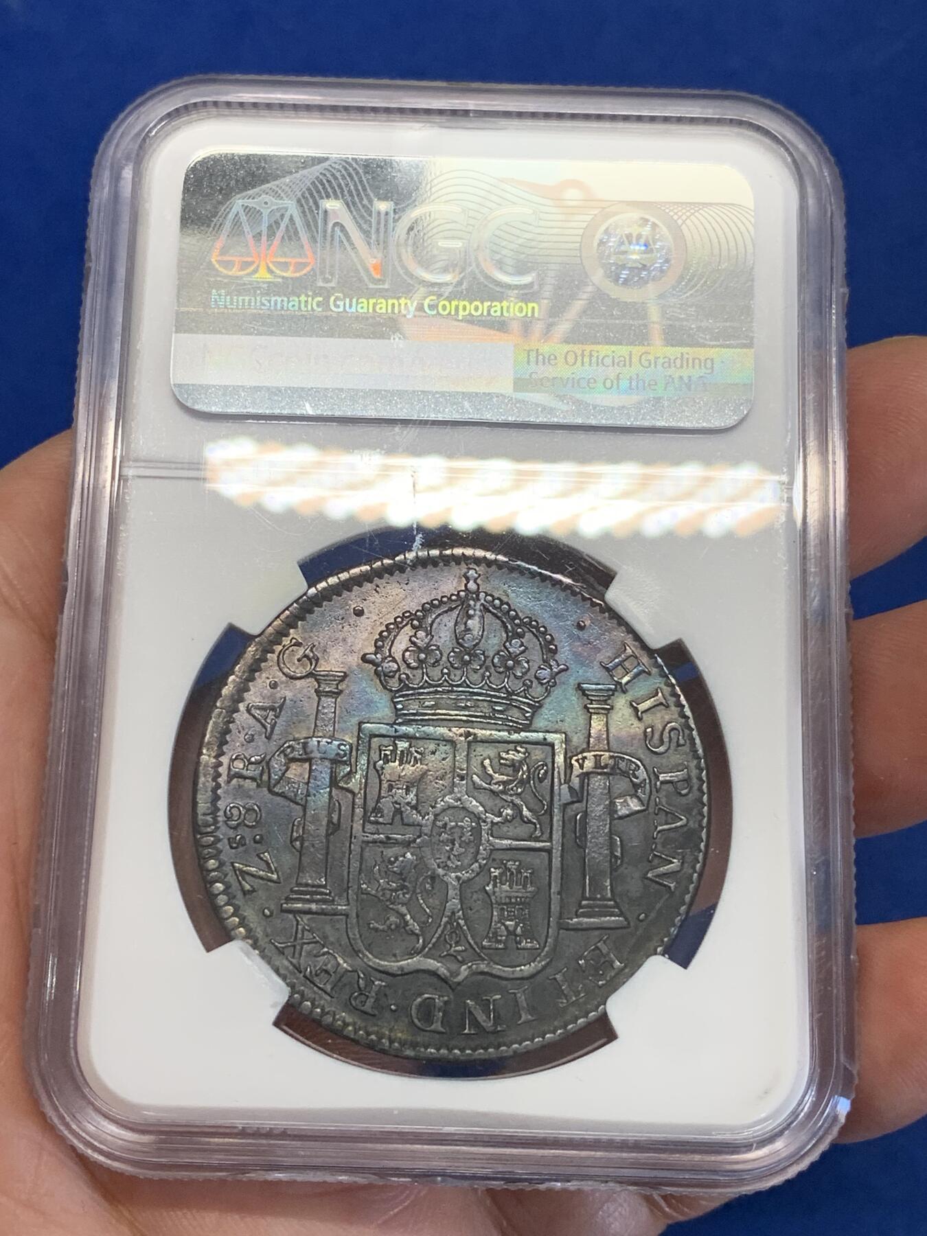 《竞宝斋》第323场 周日，周一，2场连拍 （全场包邮） NGC XF 五彩墨西哥 1820年 内战时期 费七 8里亚尔双柱银币 内战双柱外拍白币XFD一般在200美元左右，这枚细节满足AU要求 比较难得
