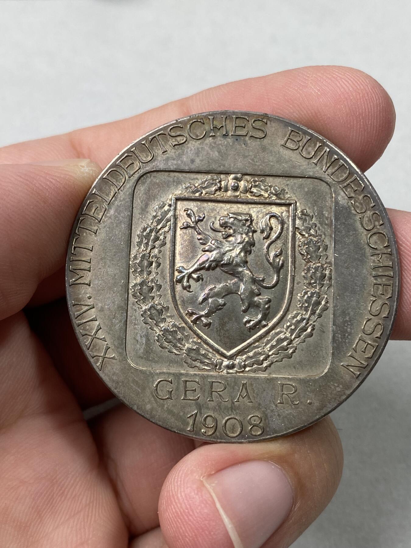 万国钱币拍卖第036期 1908年德国图林根格拉城市联邦射击节大银章 炫五彩城市狮徽 24g 42mm
