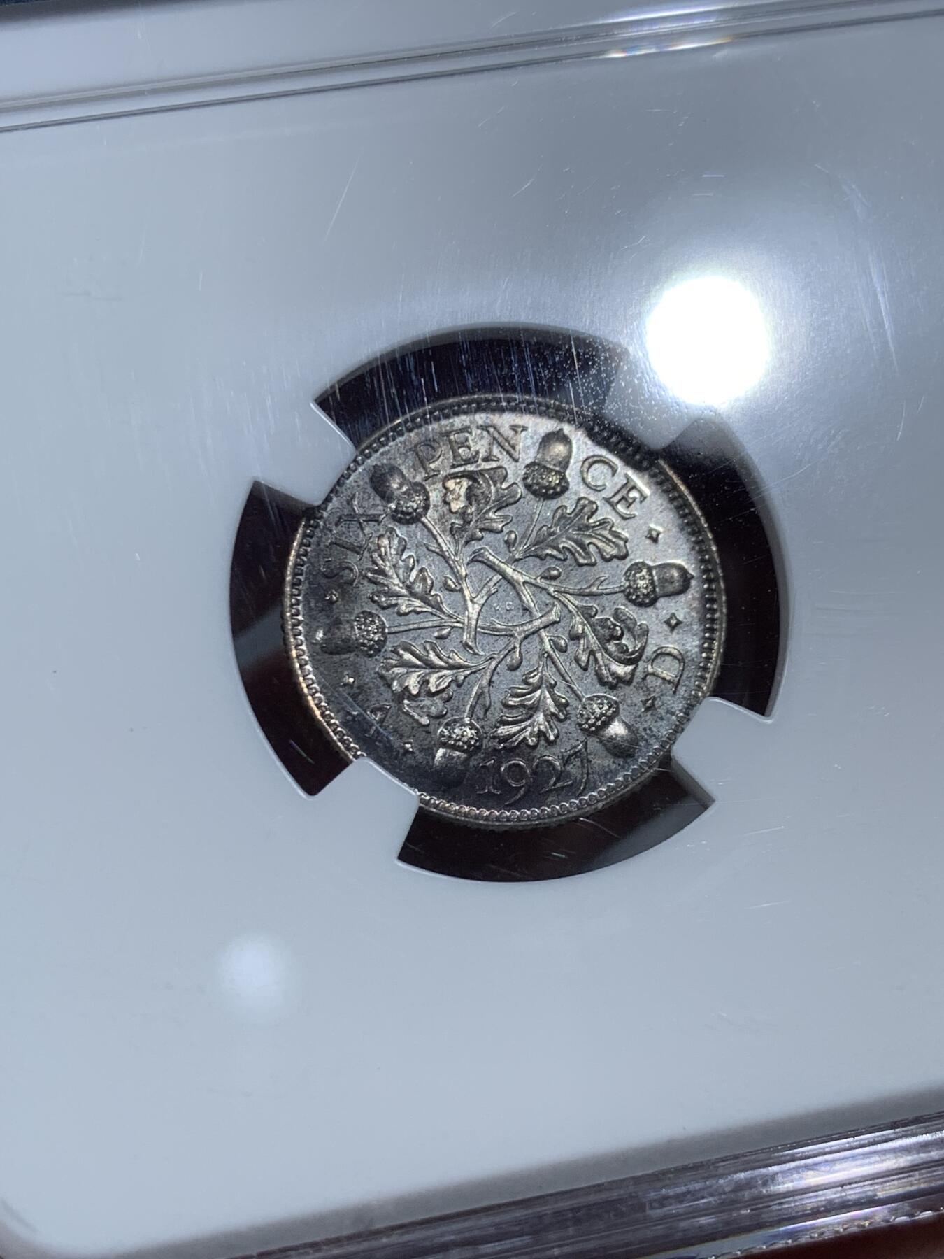 《竞宝斋》第323场 周日，周一，2场连拍 （全场包邮） NGC PF66 英国1927年乔治五世精制六便士银币。背面橡树枝叶环绕的设计很漂亮，顶级评分精制币，包浆自然，细节压印锐利。