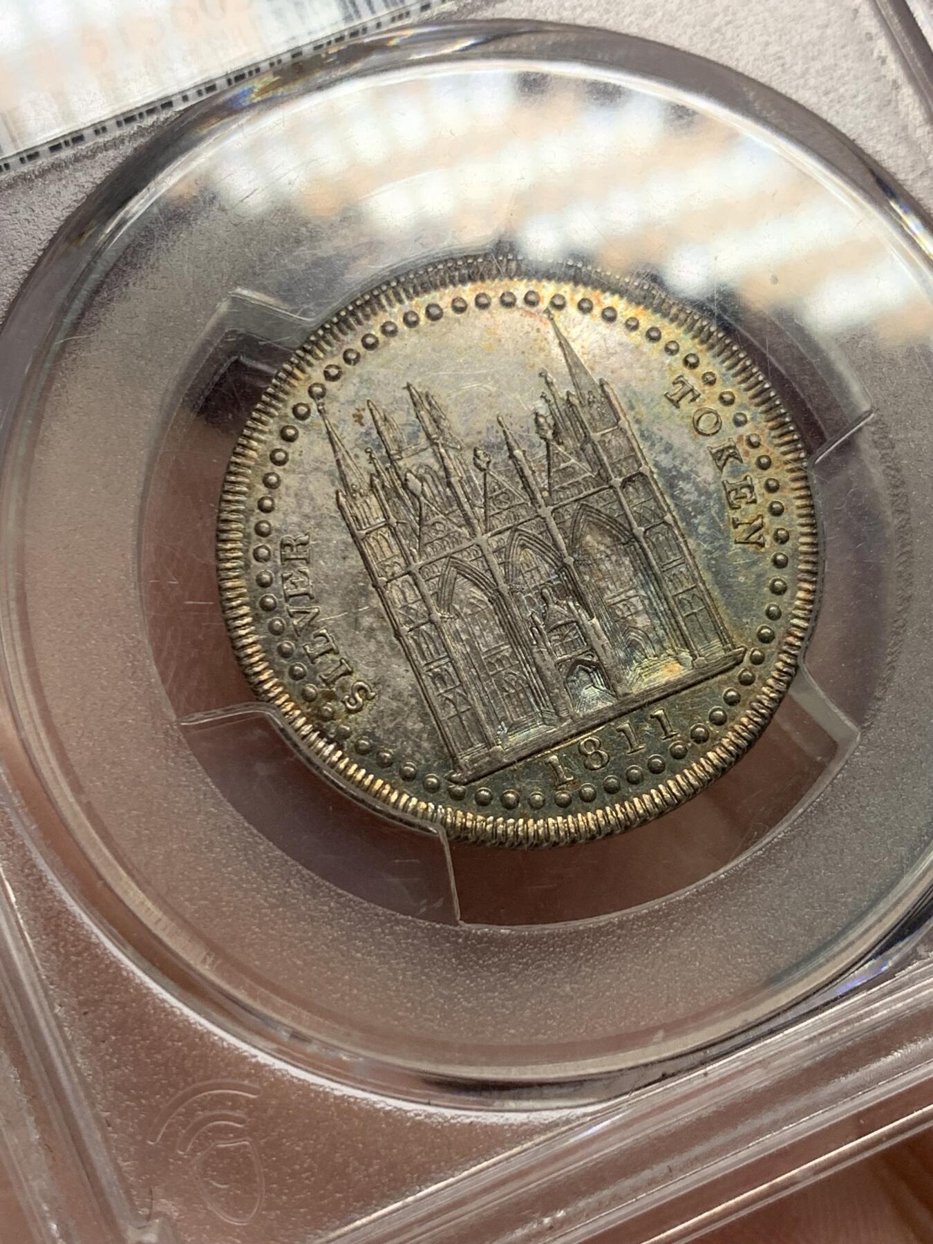 《竞宝斋》第323场 周日，周一，2场连拍 （全场包邮） PCGS MS63 英国1811年北安普敦郡彼得堡银行18便士银质代用币 正面彼得伯勒银行景观 孔雀蓝环彩异常精美