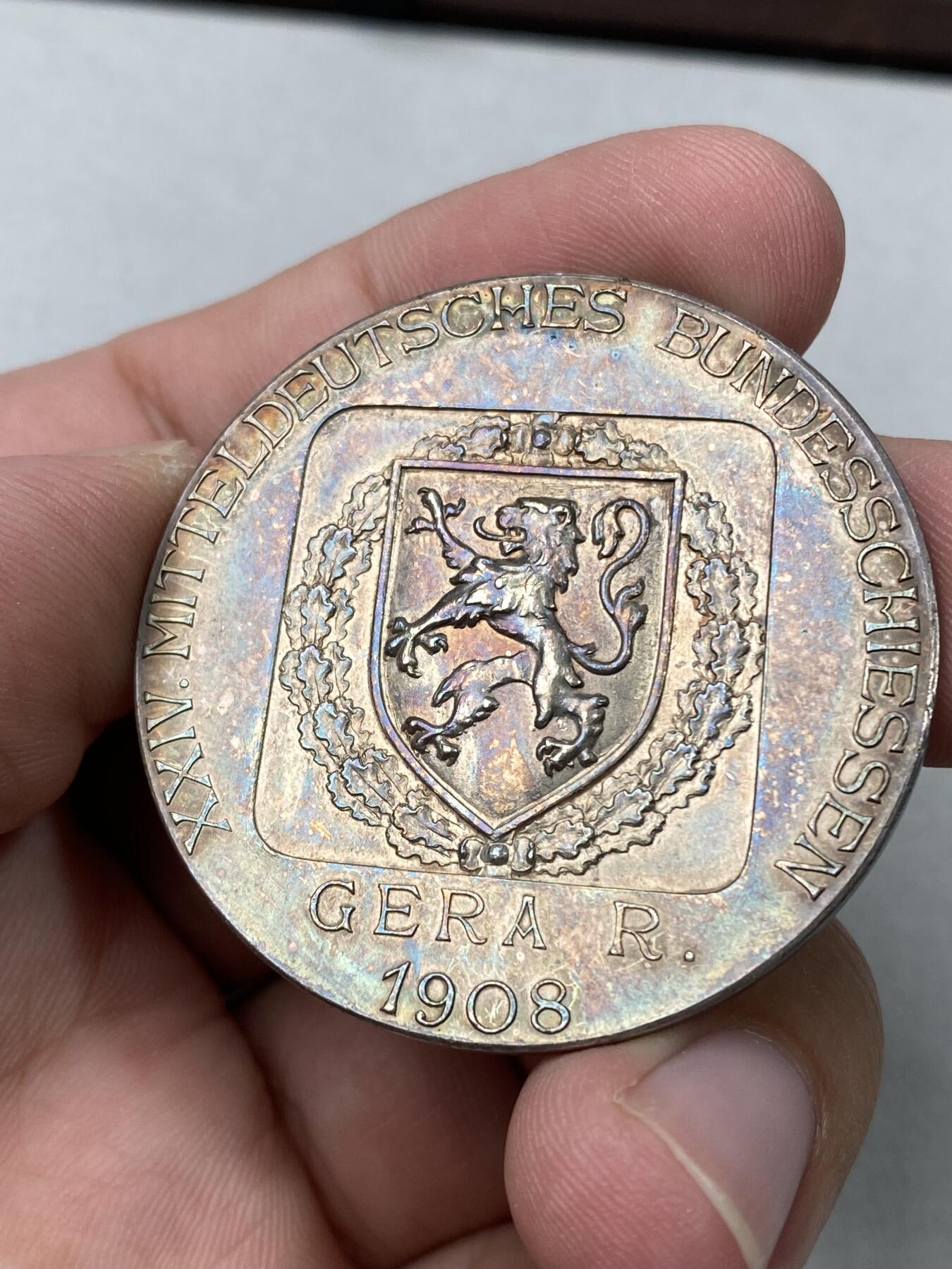 万国钱币拍卖第036期 1908年德国图林根格拉城市联邦射击节大银章 炫五彩城市狮徽 24g 42mm
