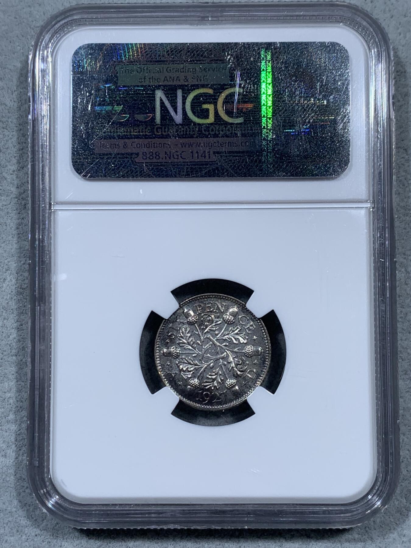 《竞宝斋》第323场 周日，周一，2场连拍 （全场包邮） NGC PF66 英国1927年乔治五世精制六便士银币。背面橡树枝叶环绕的设计很漂亮，顶级评分精制币，包浆自然，细节压印锐利。